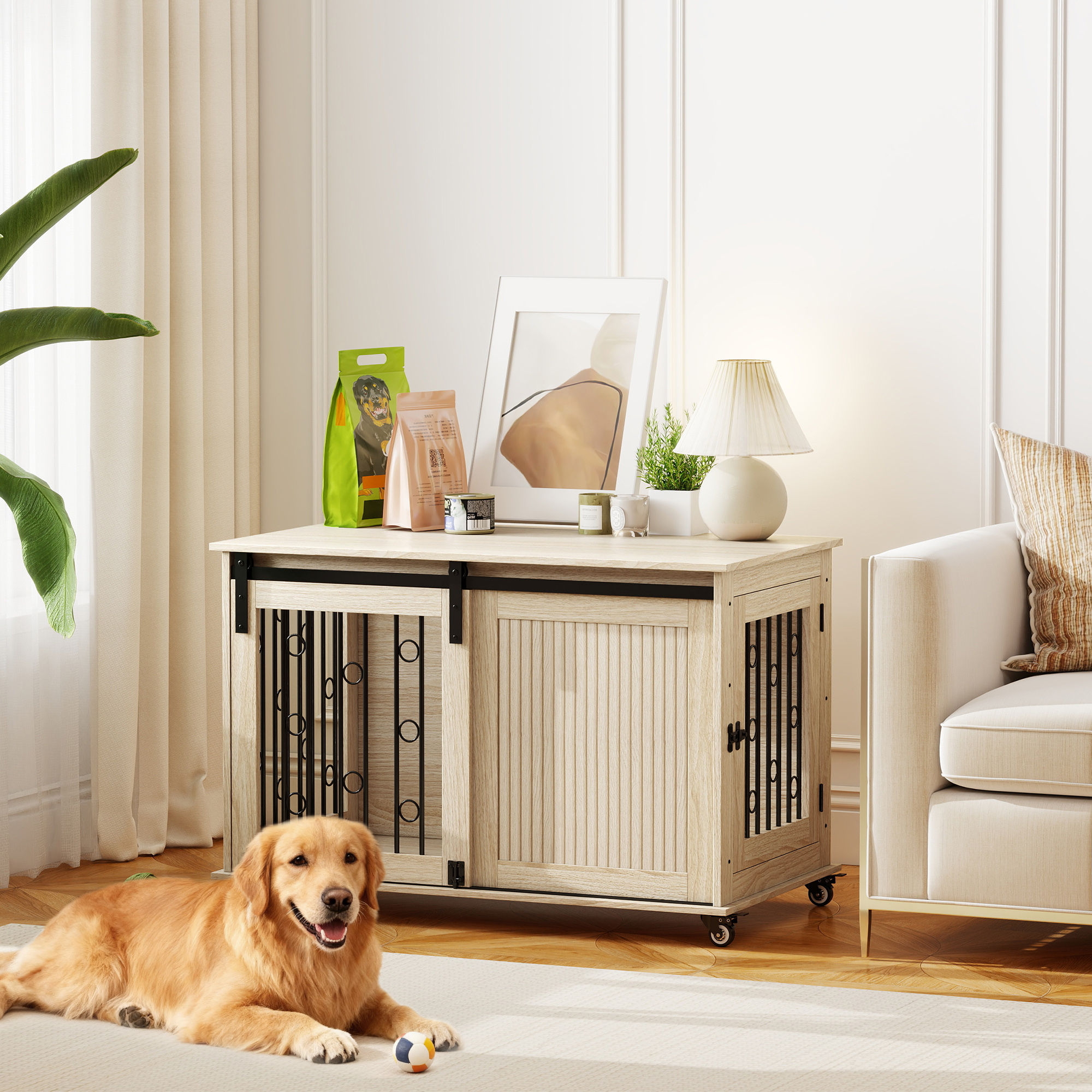Un golden retriever yace frente a una jaula para perros de madera con puertas correderas.