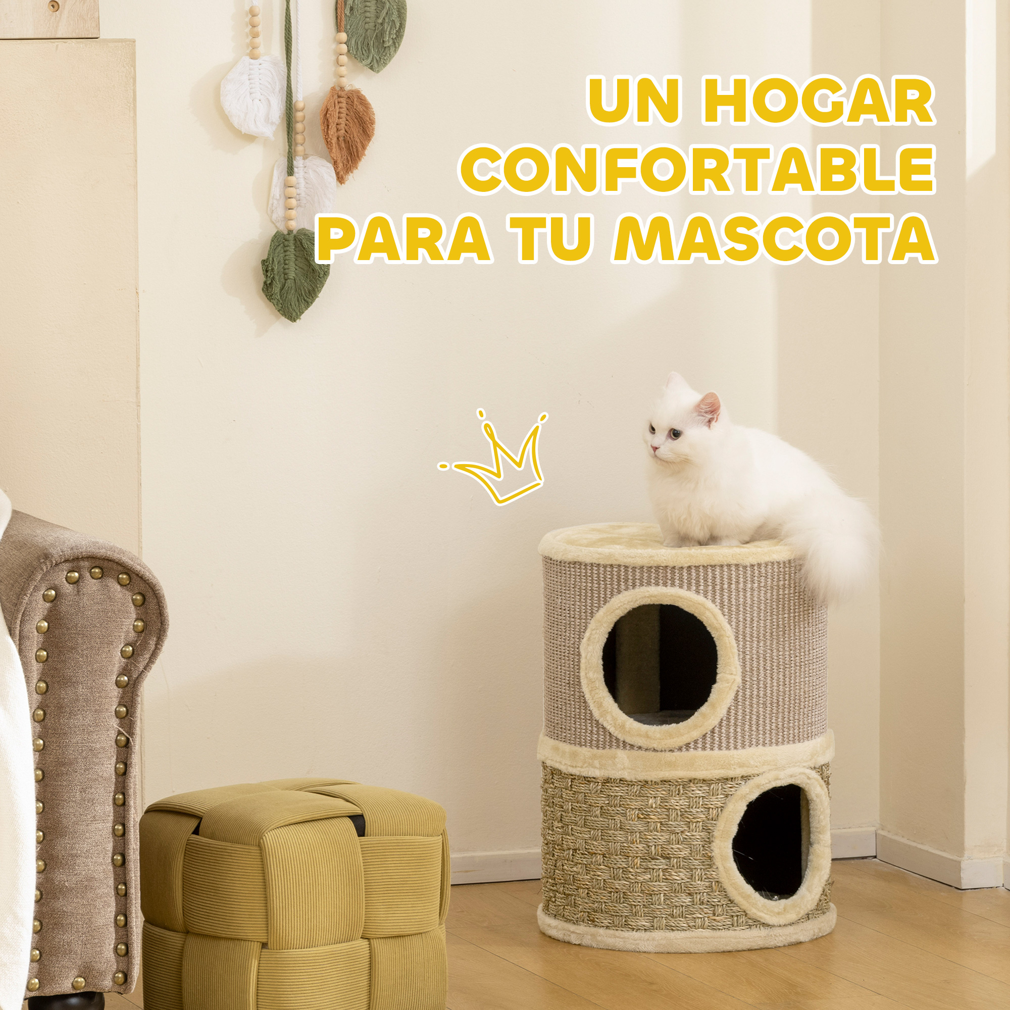 Un gato blanco se sienta en un árbol para gatos. Al lado, un puf beige y un sillón.