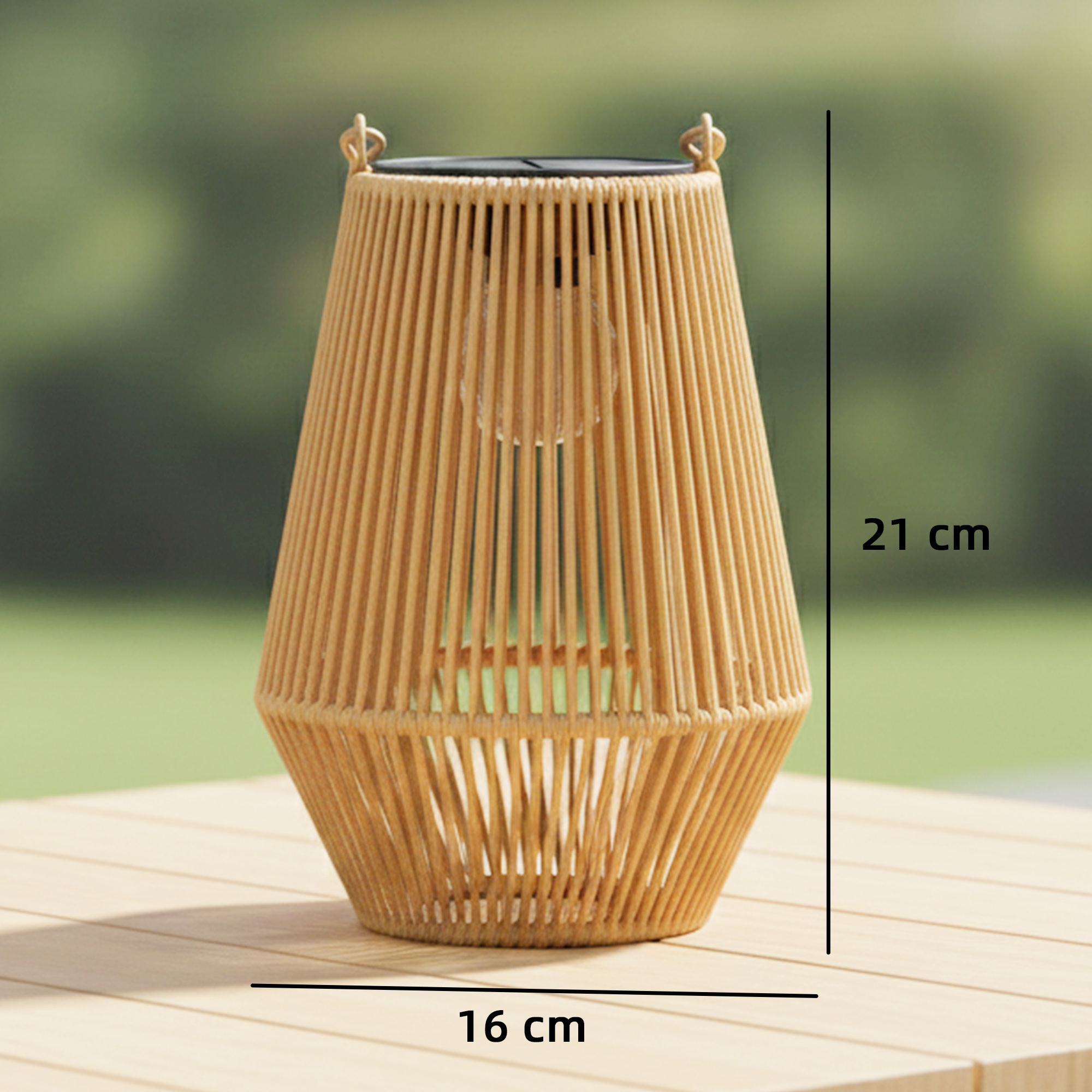Un soporte de linterna redondo de madera tejida sobre una mesa. Alto 21cm, ancho 16cm.