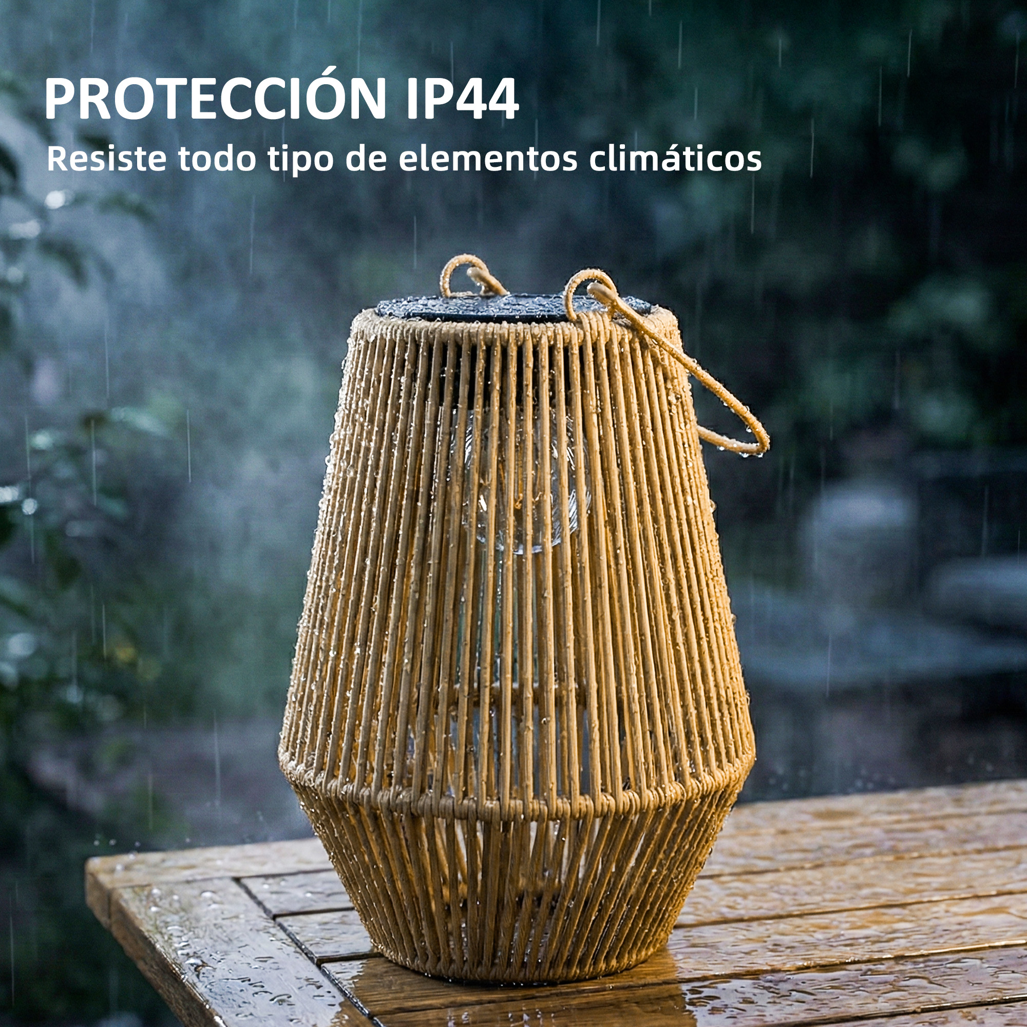 Una linterna tejida con bombilla está sobre una mesa de madera mojada durante la lluvia.