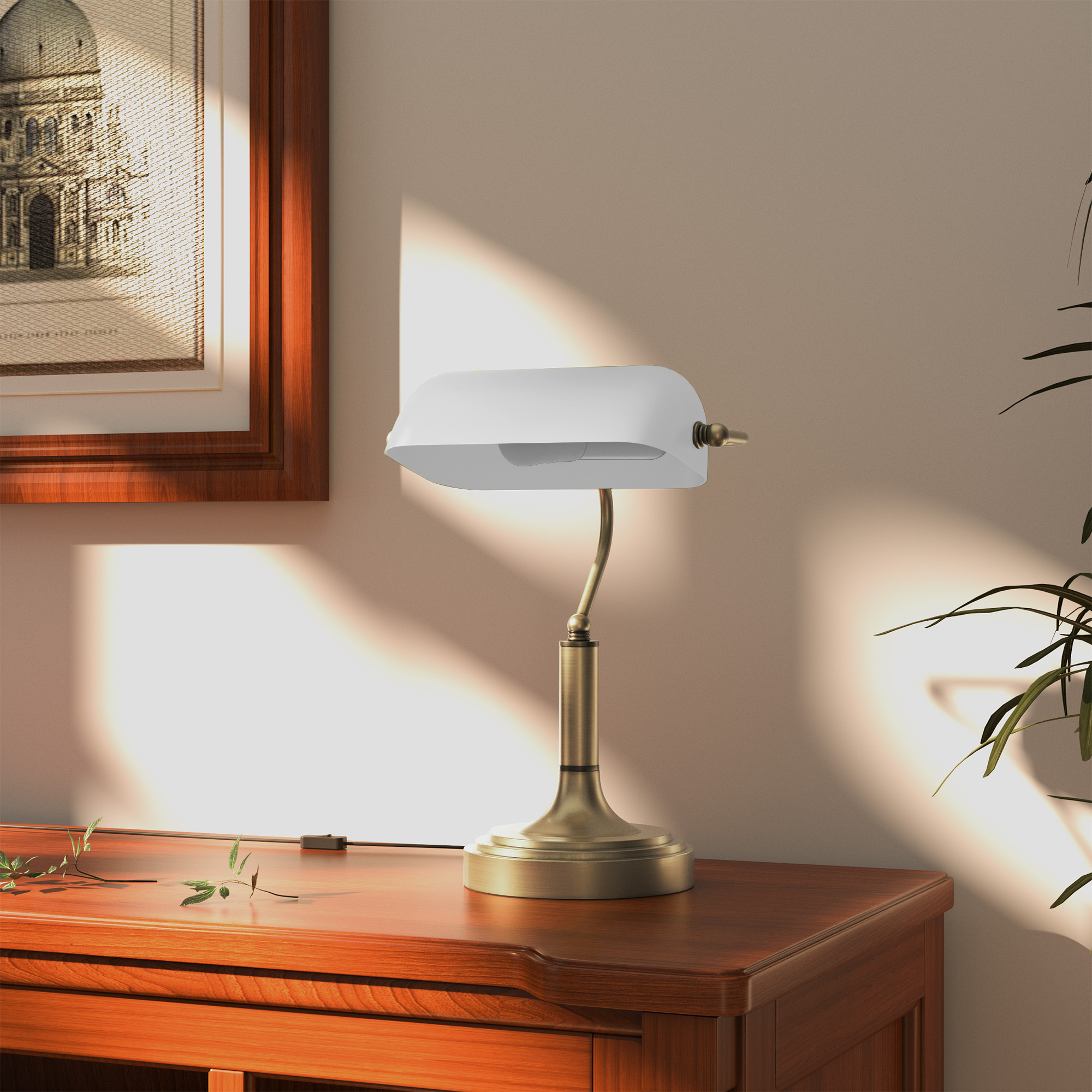 Un escritorio con una lámpara, un cuadro y plantas a la luz del sol.