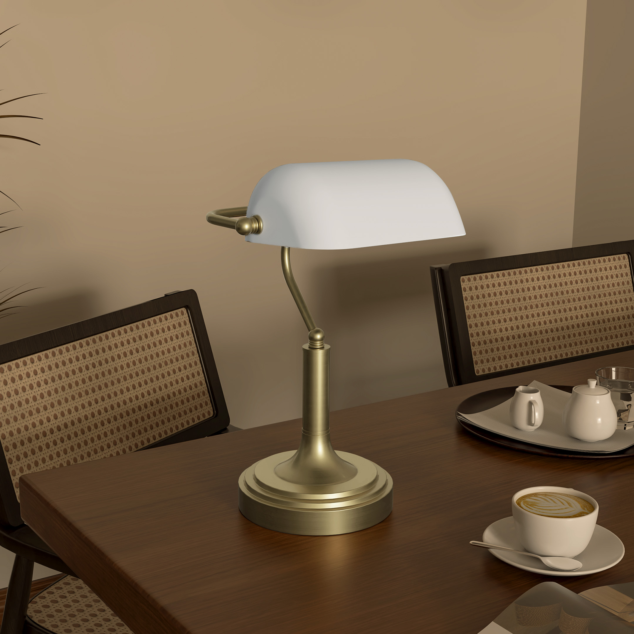 Una lámpara de banquero de latón se encuentra sobre una mesa de madera con una taza de café y un juego de té.