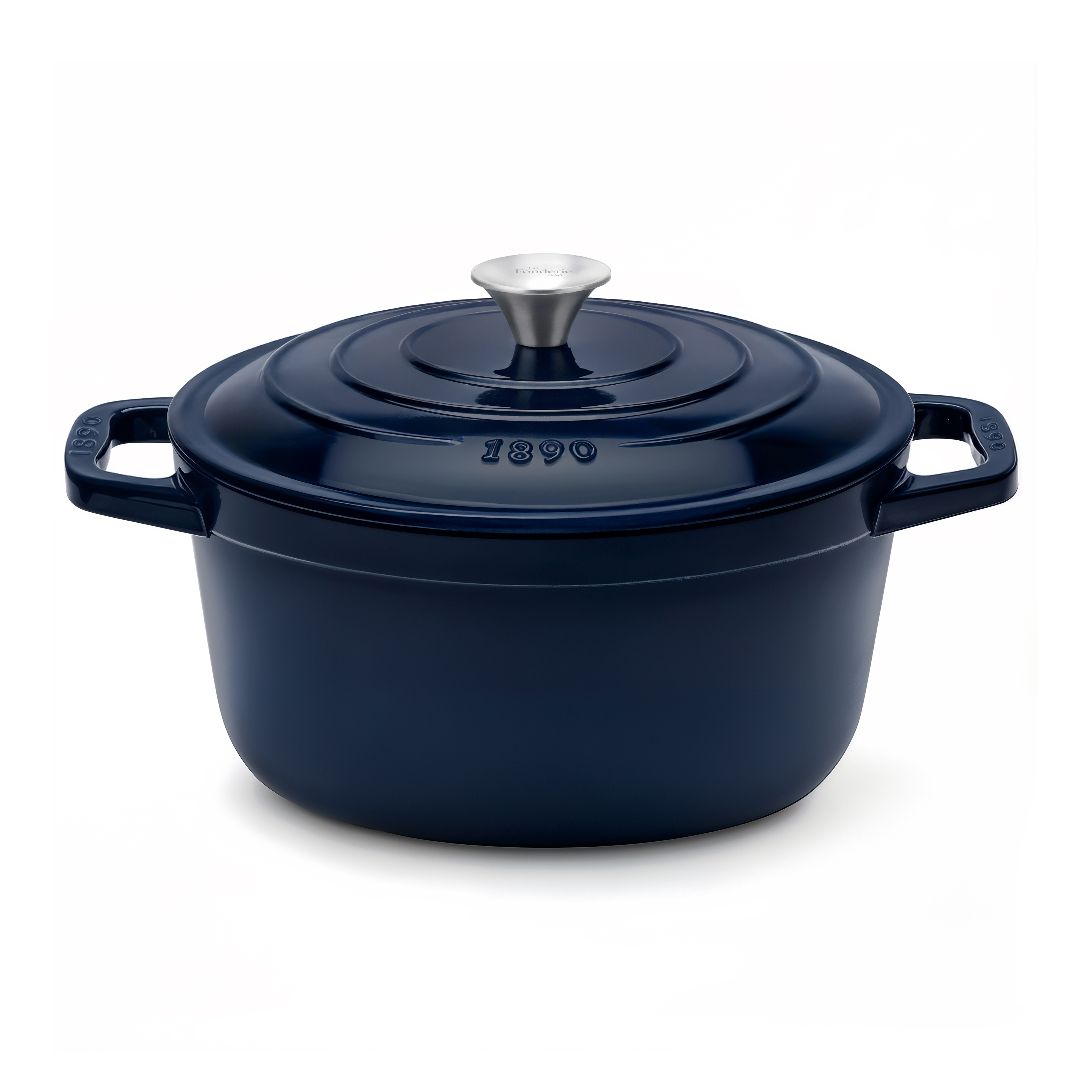 Una pentola in ghisa smaltata blu scuro con manico argentato.