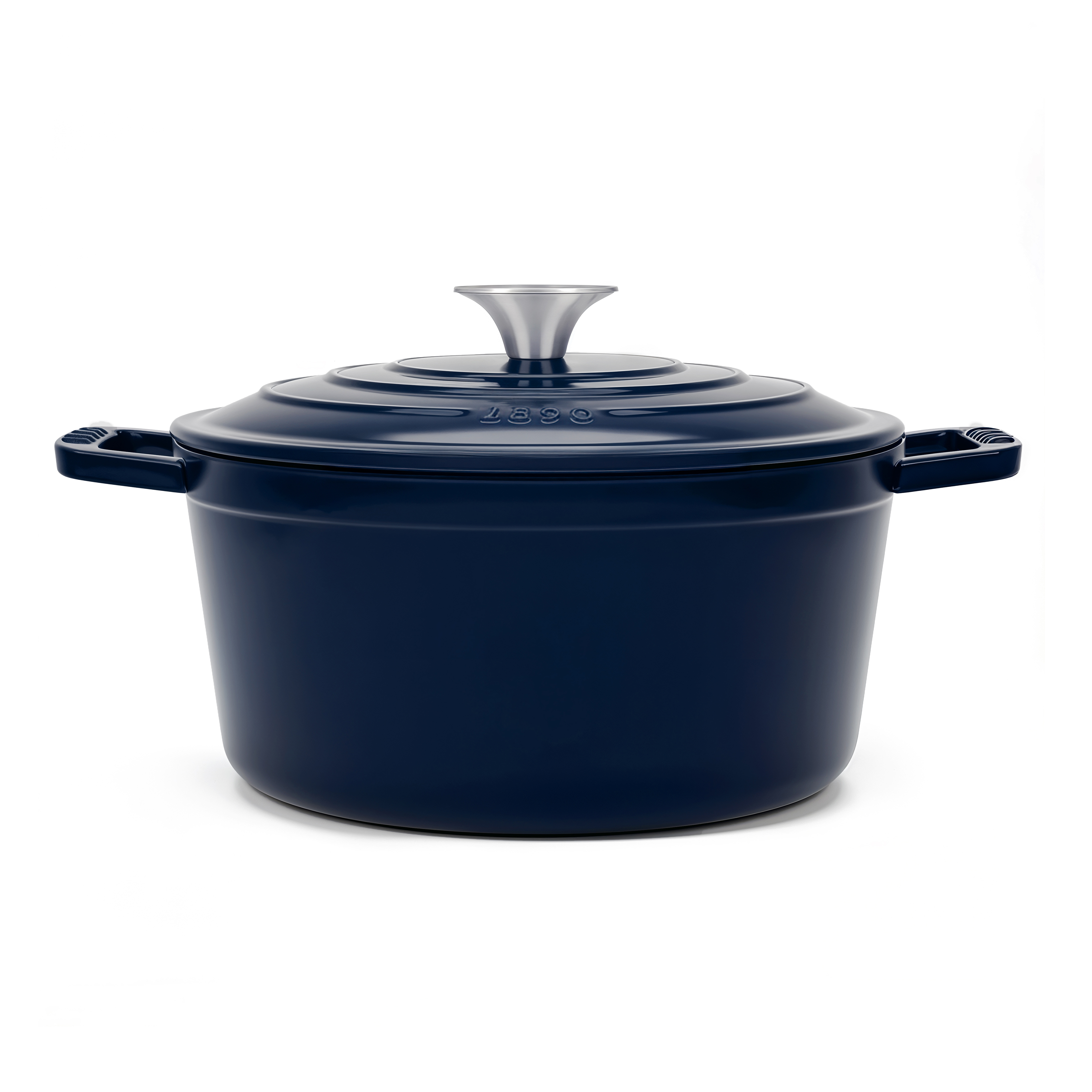 Una pentola in smalto blu scuro con pomello argentato, su sfondo bianco.
