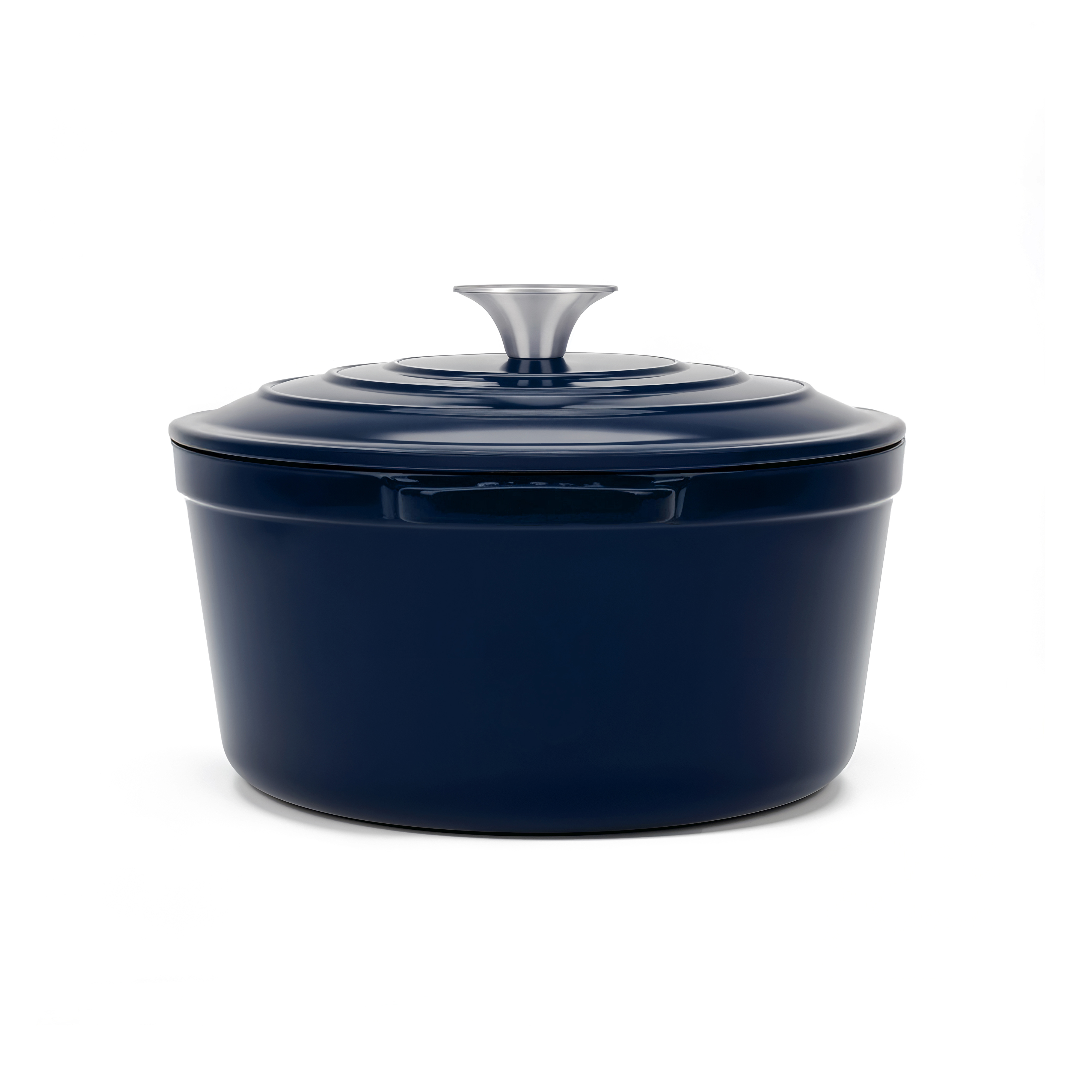 Pentola in ghisa smaltata blu scuro con manico e coperchio argentati.