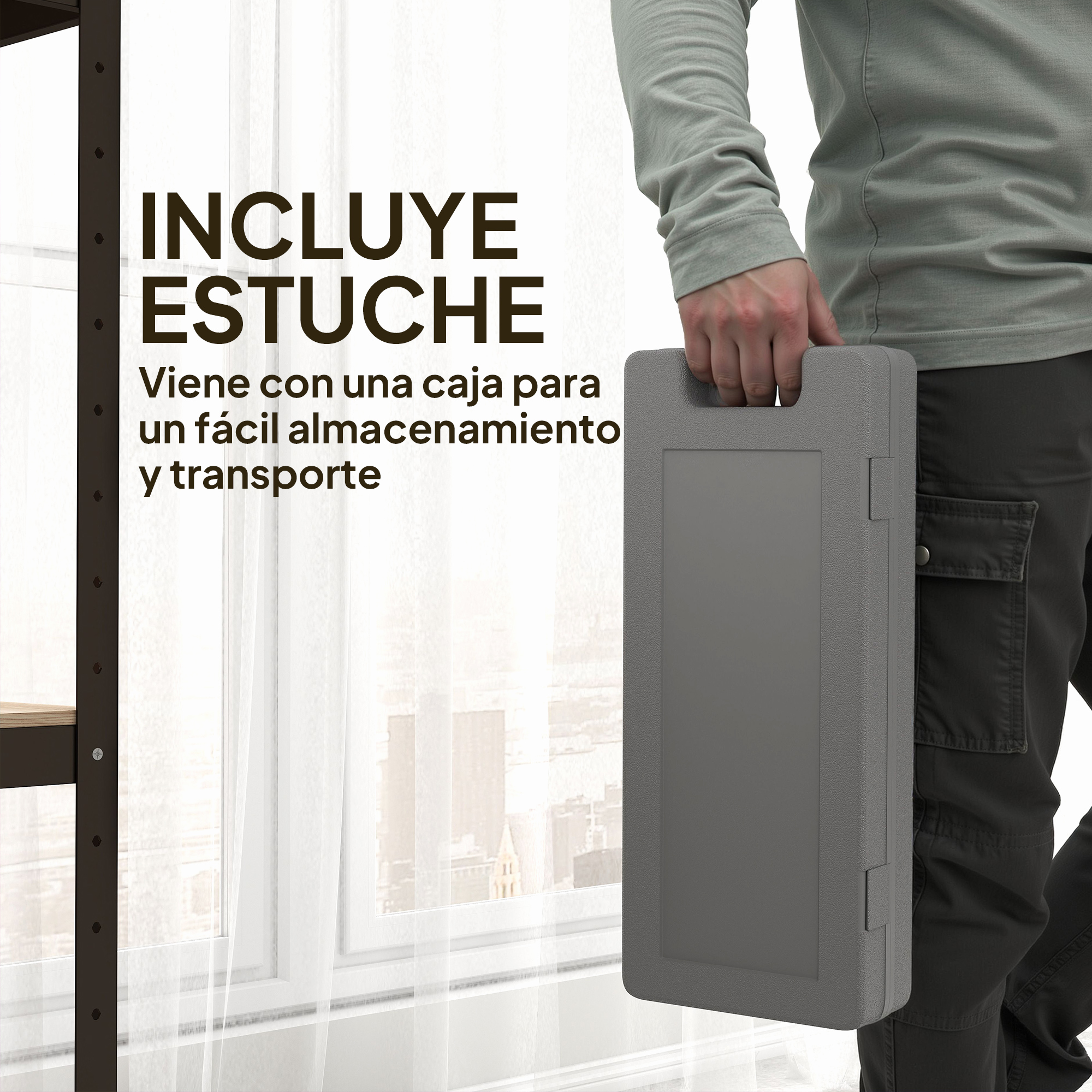 Hombre con camisa gris sostiene un estuche gris. Texto: 'INCLUYE ESTUCHE'.