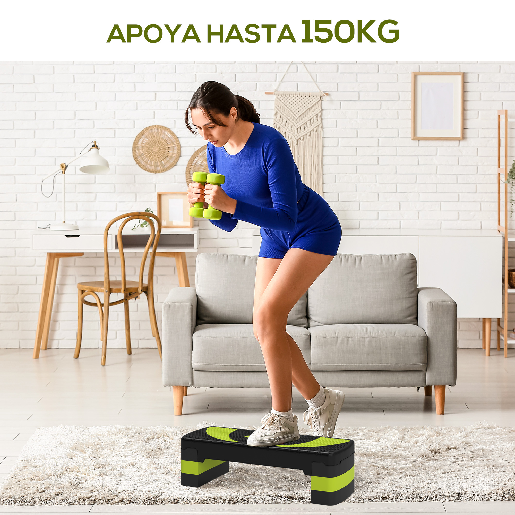 Una mujer hace ejercicio con mancuernas en una plataforma de step en una sala.