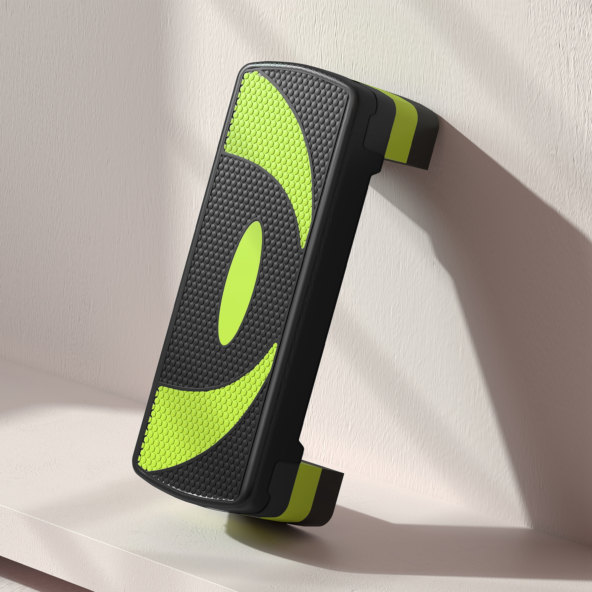 Un step de aeróbic negro con detalles verde neón contra una pared.