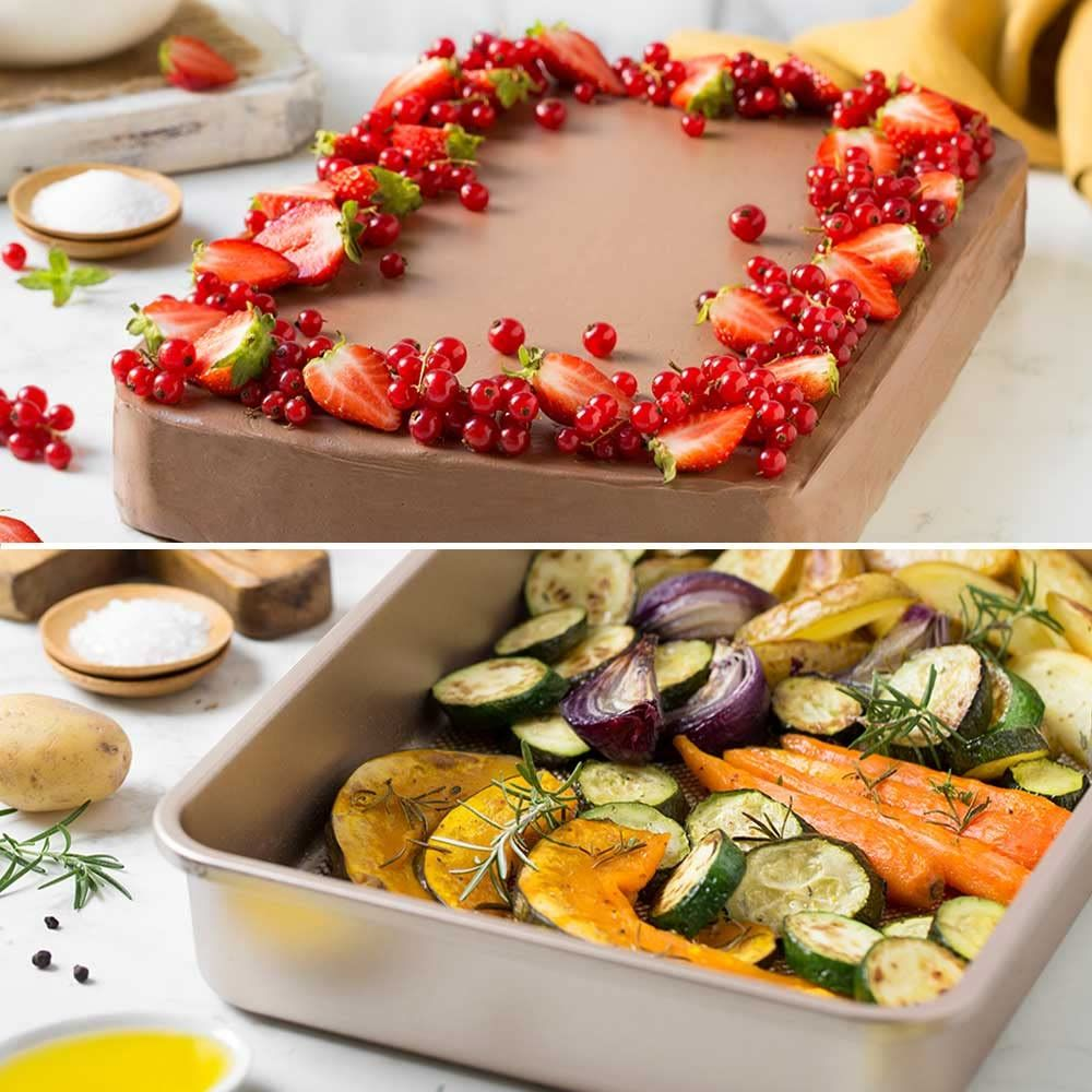 Schokoladenkuchen mit Beeren und Ofengemüse mit Kartoffeln, Karotten, Zucchini und Zwiebeln.