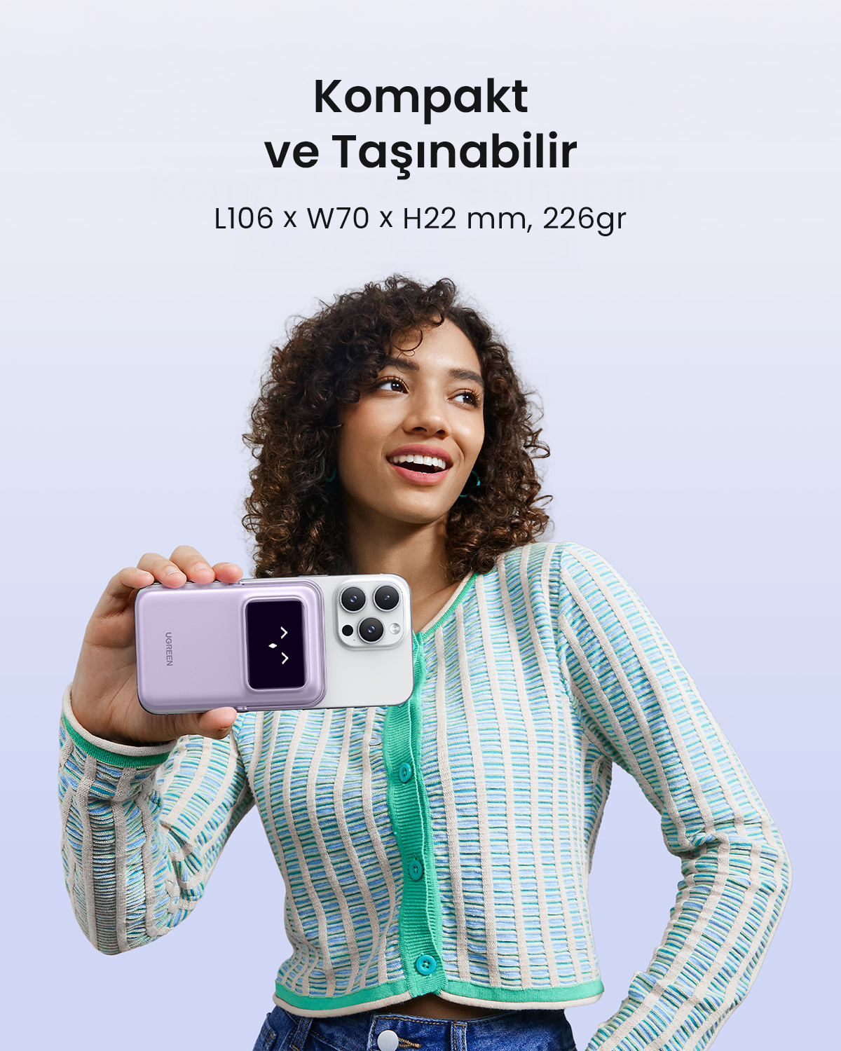 Kobieta trzyma obok siebie fioletowy i biały smartfon.