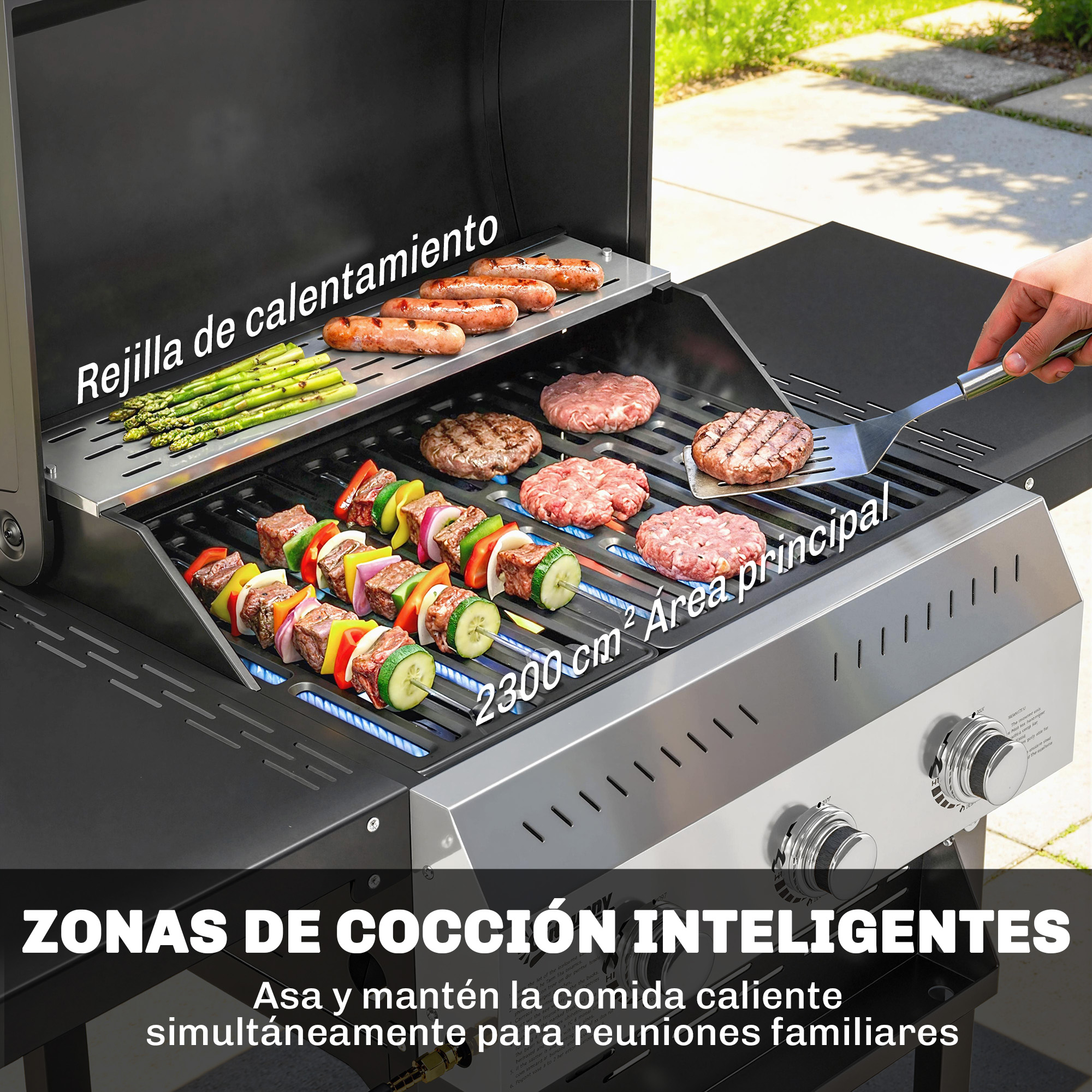 Parrilla con salchichas, brochetas y hamburguesas. Llamas azules.