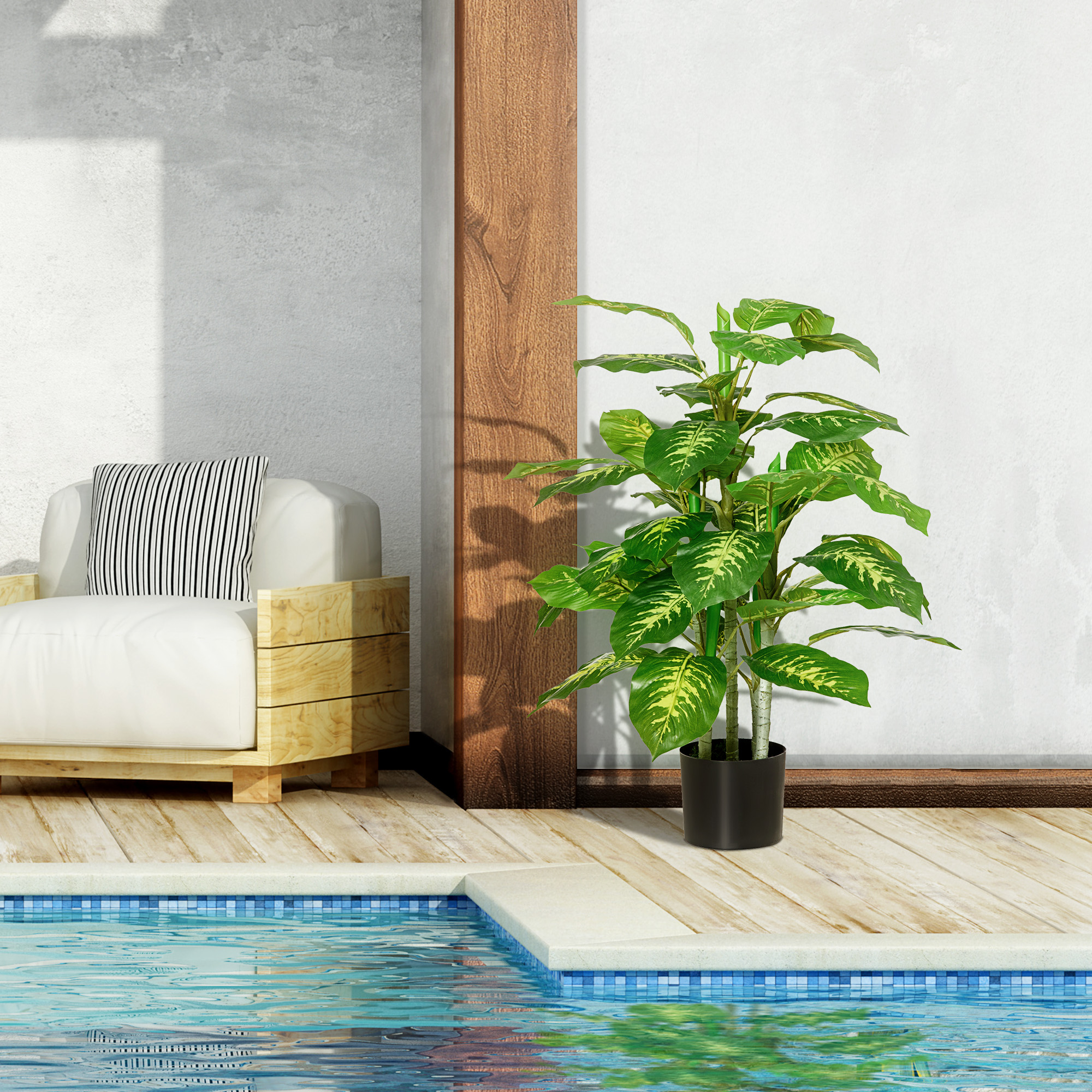 Un sillón blanco con cojín a rayas junto a una piscina.