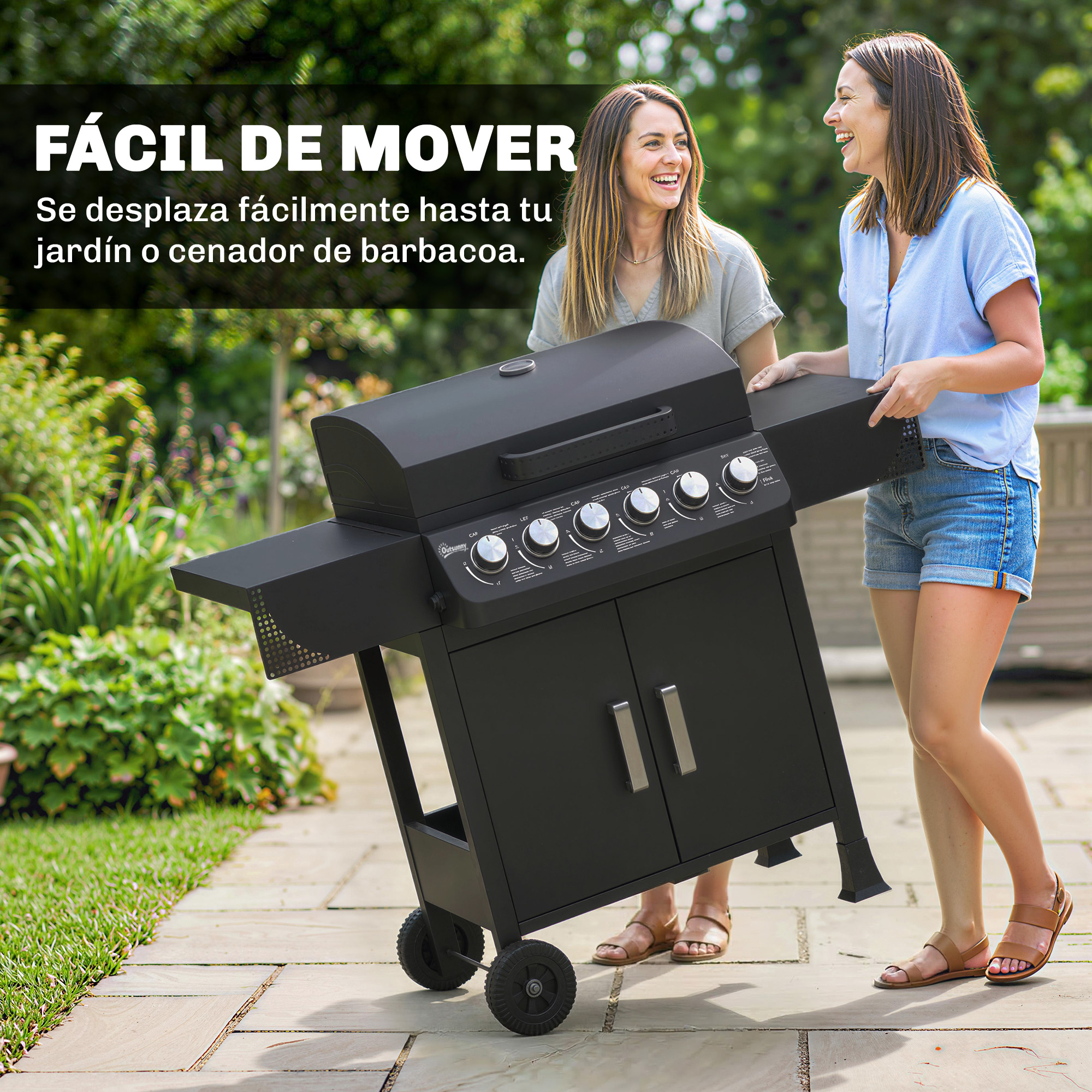 Dos mujeres empujan un carrito de parrilla negro en un patio de jardín.