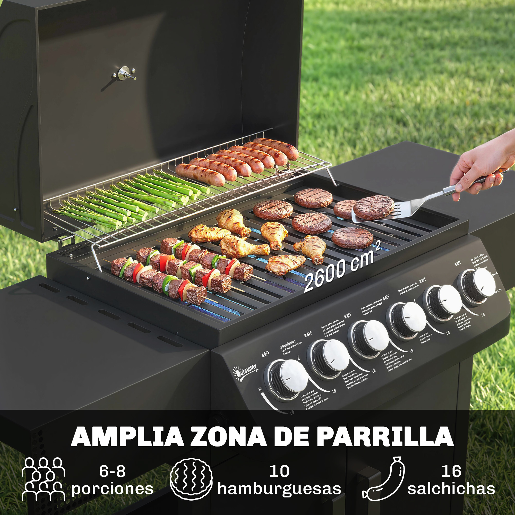 Una parrilla con carne, salchichas y espárragos en las rejillas, con césped de fondo.