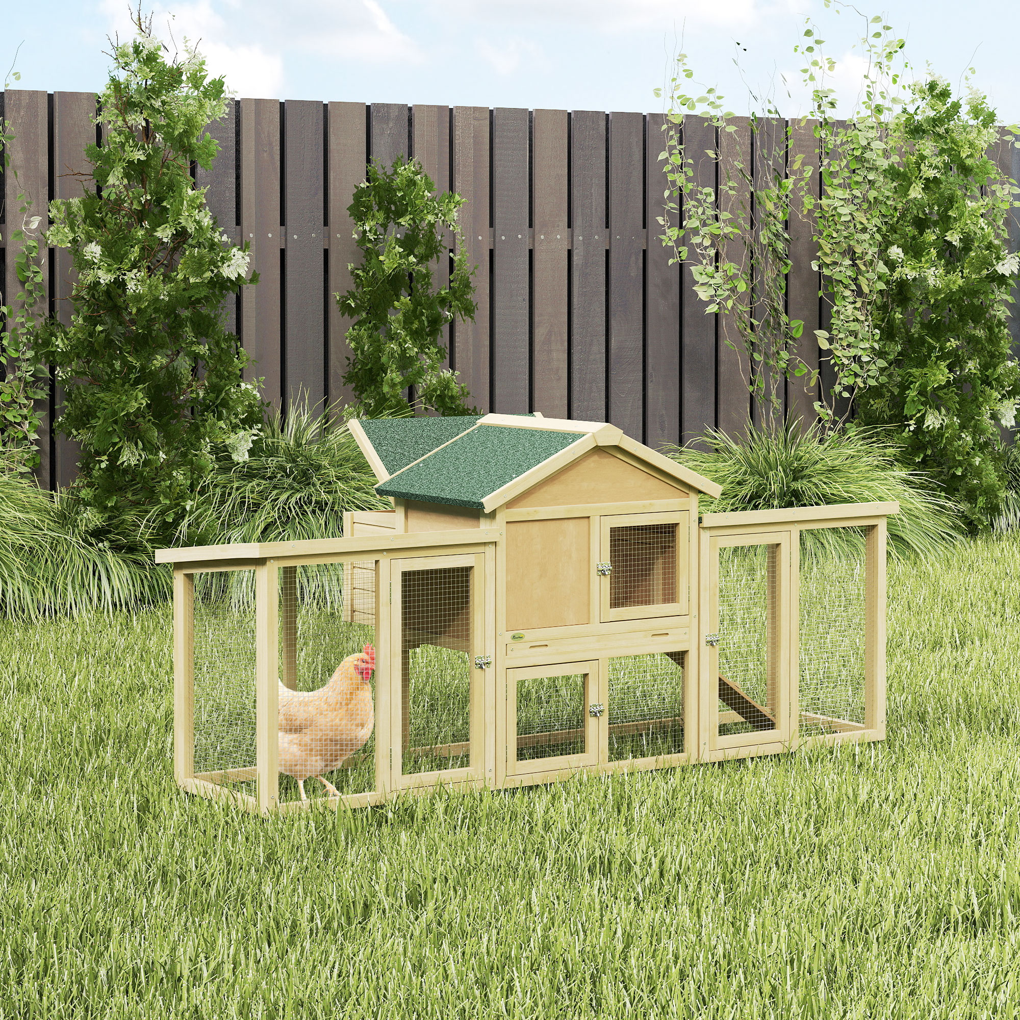 Un gallinero de madera con techo verde está en el césped. Una gallina está dentro.
