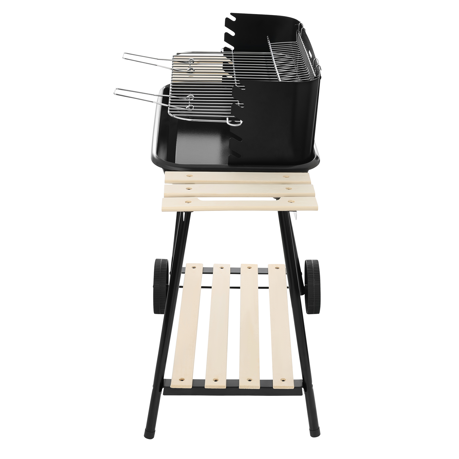 Czarny grill z drewnianą półką i kółkami na białym tle.