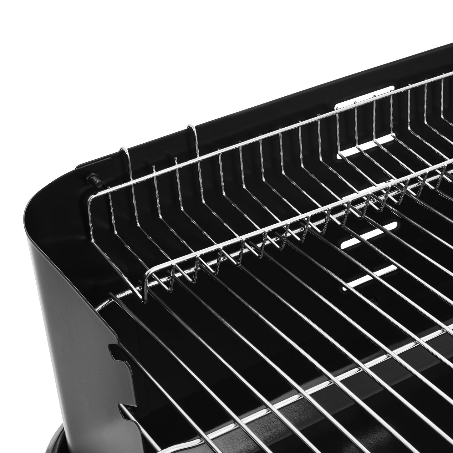 Czarny grill z błyszczącym metalowym rusztem, zbliżenie.