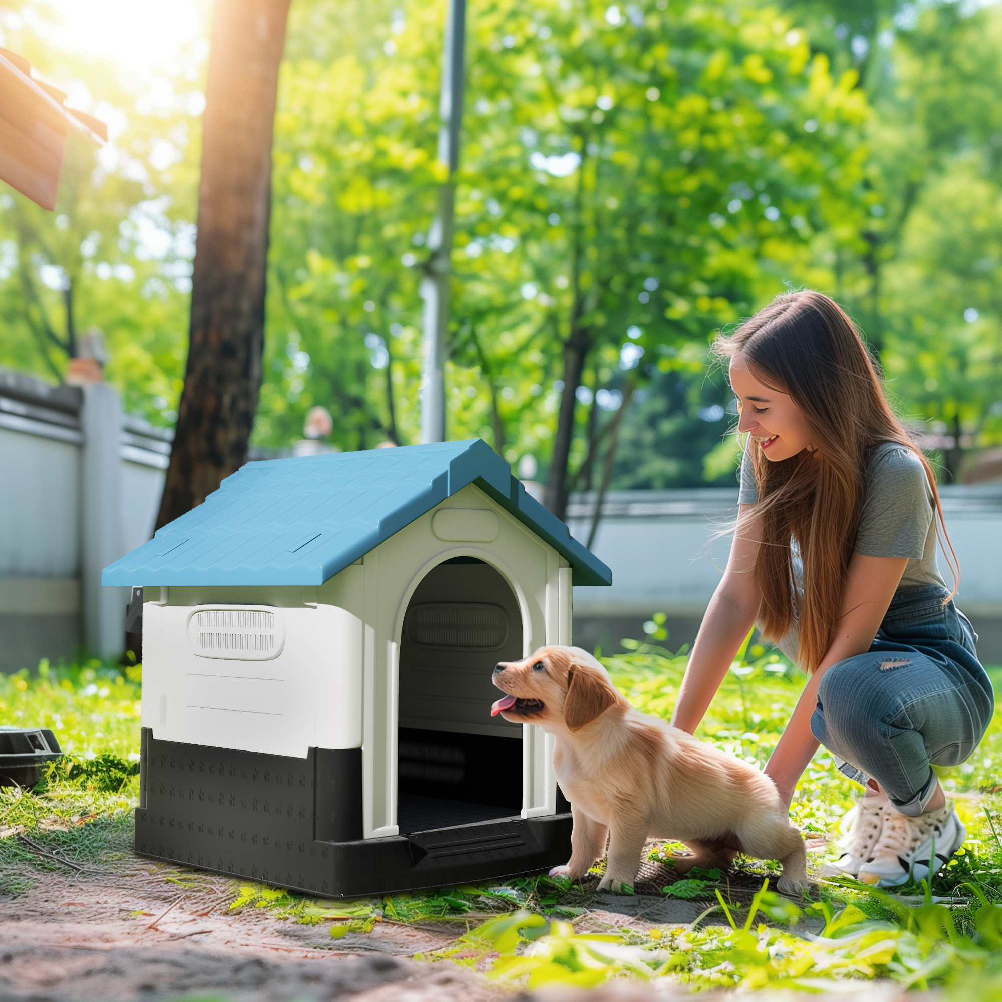 Una chica se arrodilla junto a una caseta para perros junto a un cachorro de golden retriever.