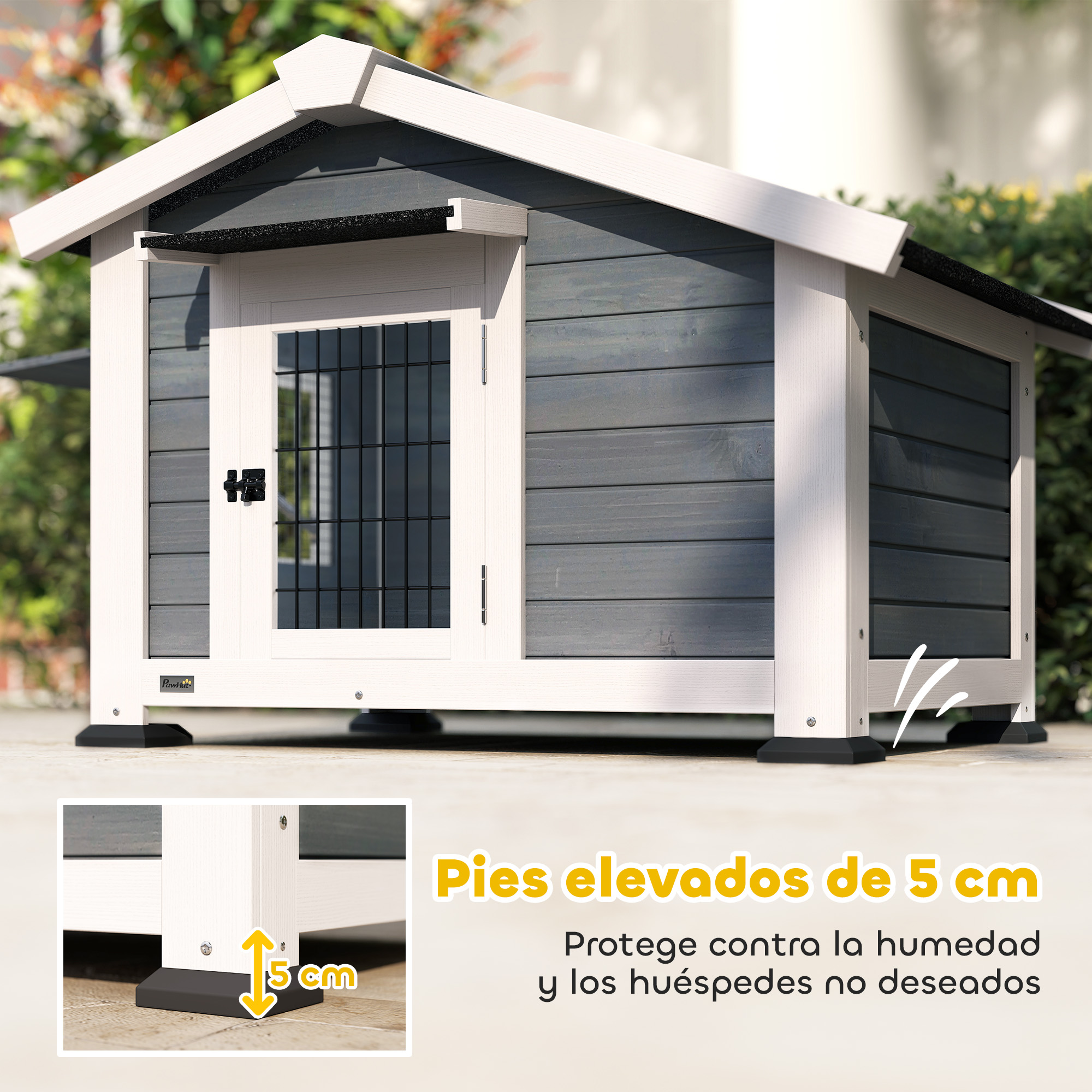 Una casa para perros gris oscuro y blanca con patas elevadas está afuera.