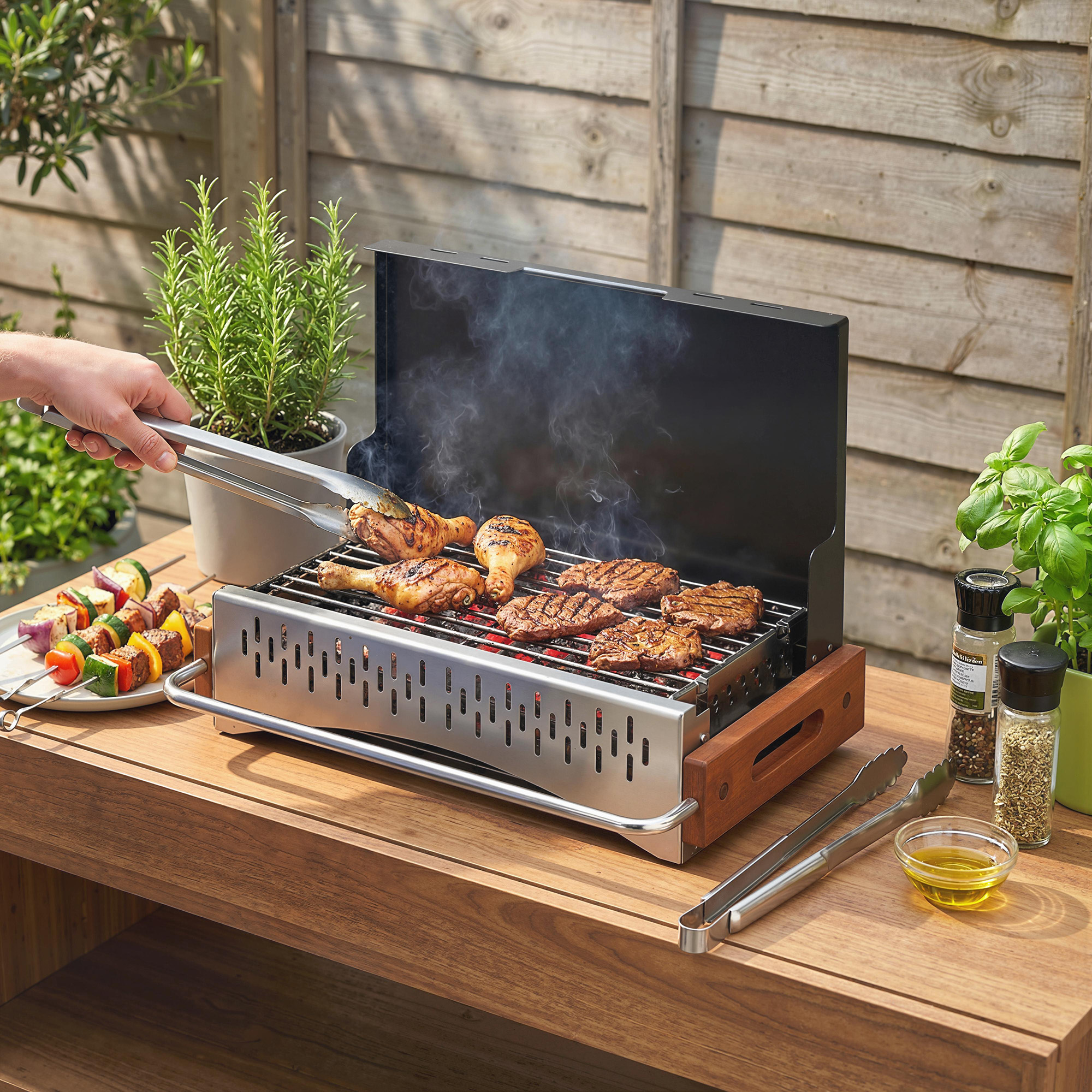 Carne y brochetas se asan en una parrilla al aire libre.