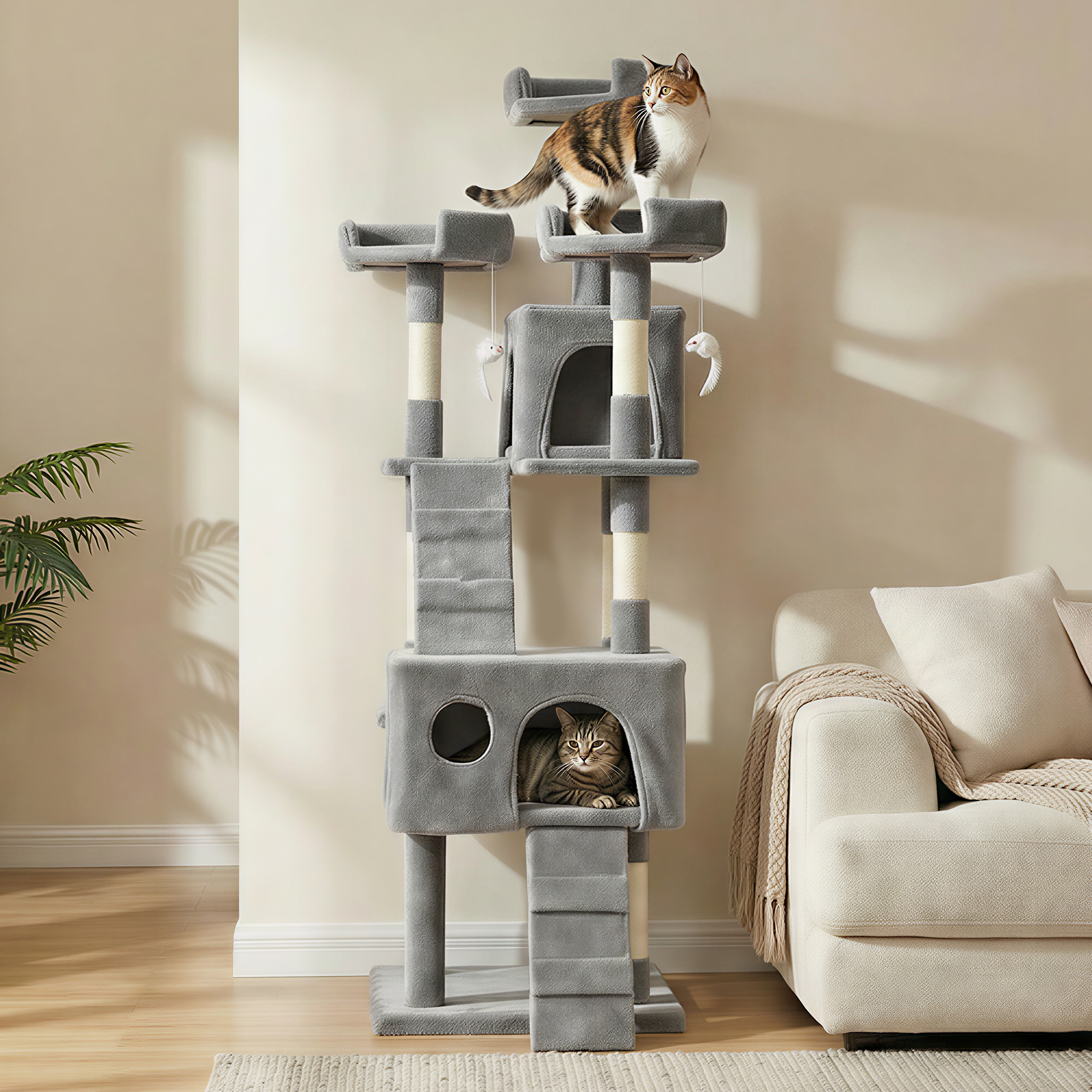 Dos gatos en un árbol para gatos gris de varios niveles. Un gato arriba, otro en un cubículo inferior.