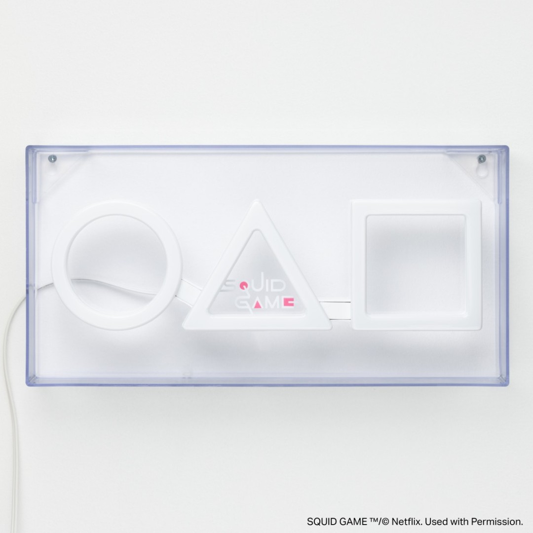 Białe światło neonowe w kształcie koła, trójkąta i kwadratu z napisem SQUID GAME.