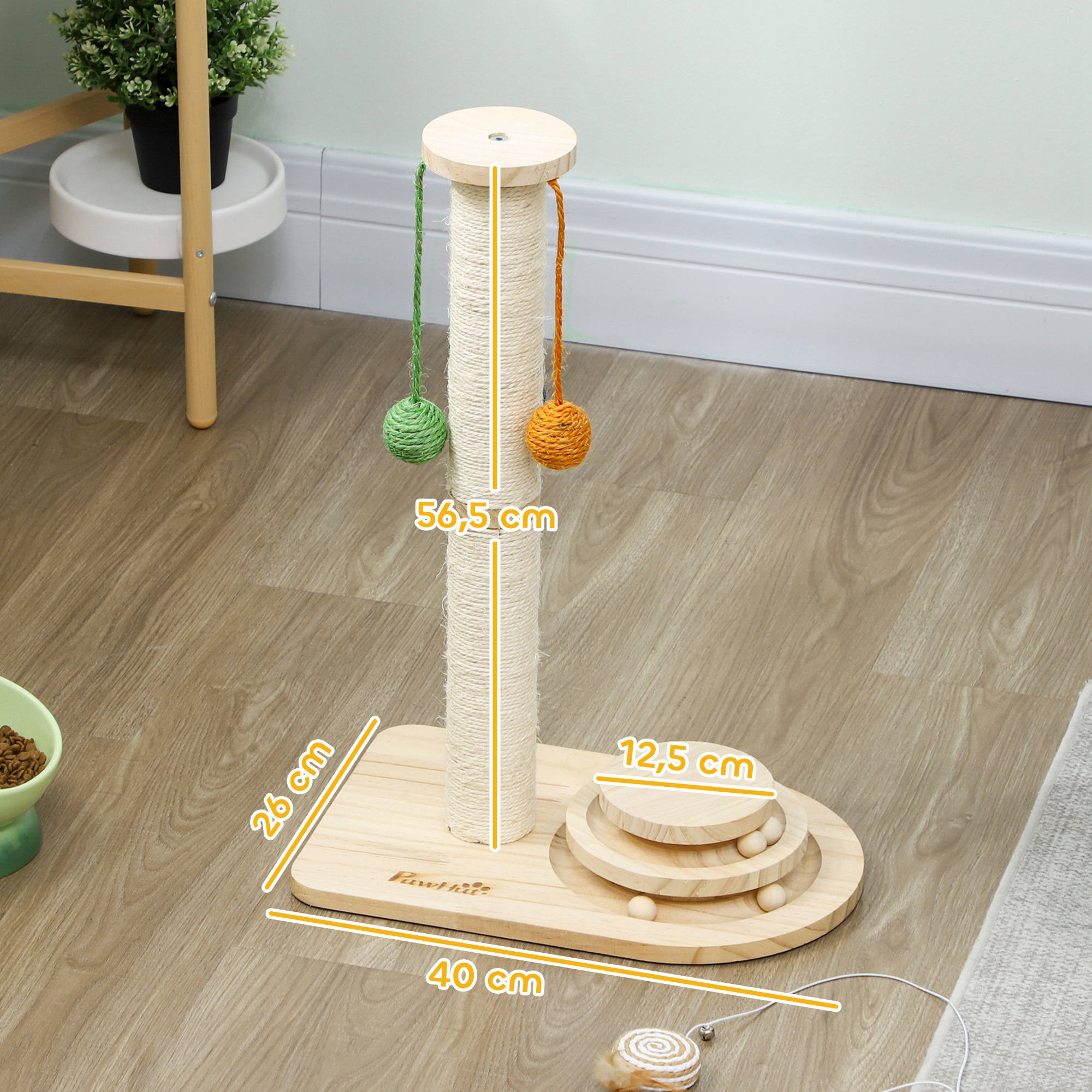 Un poste rascador para gatos con cuerda de sisal, base de madera y juguetes.