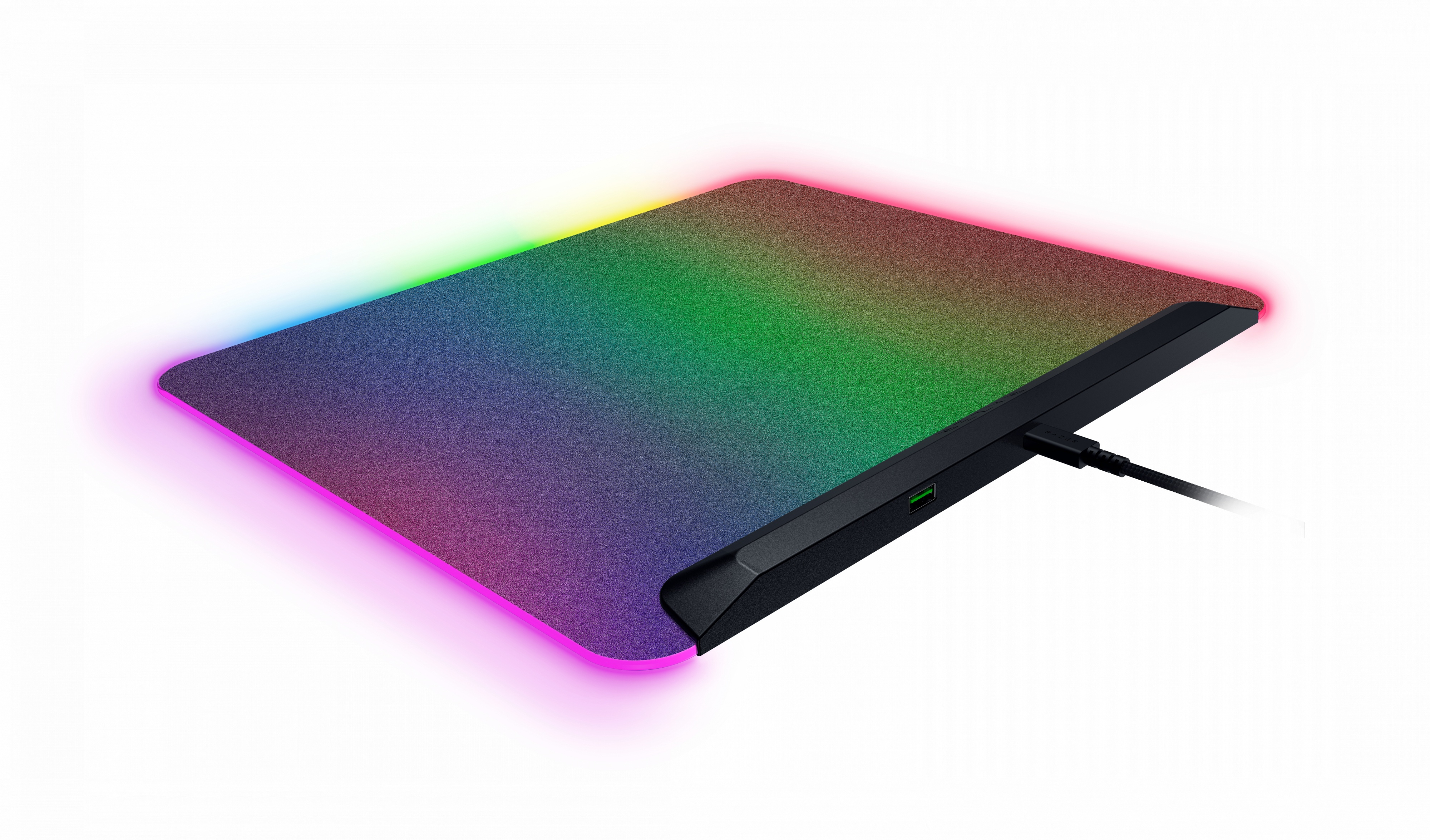 Alfombrilla de ratón negra con iluminación RGB, cable USB conectado.