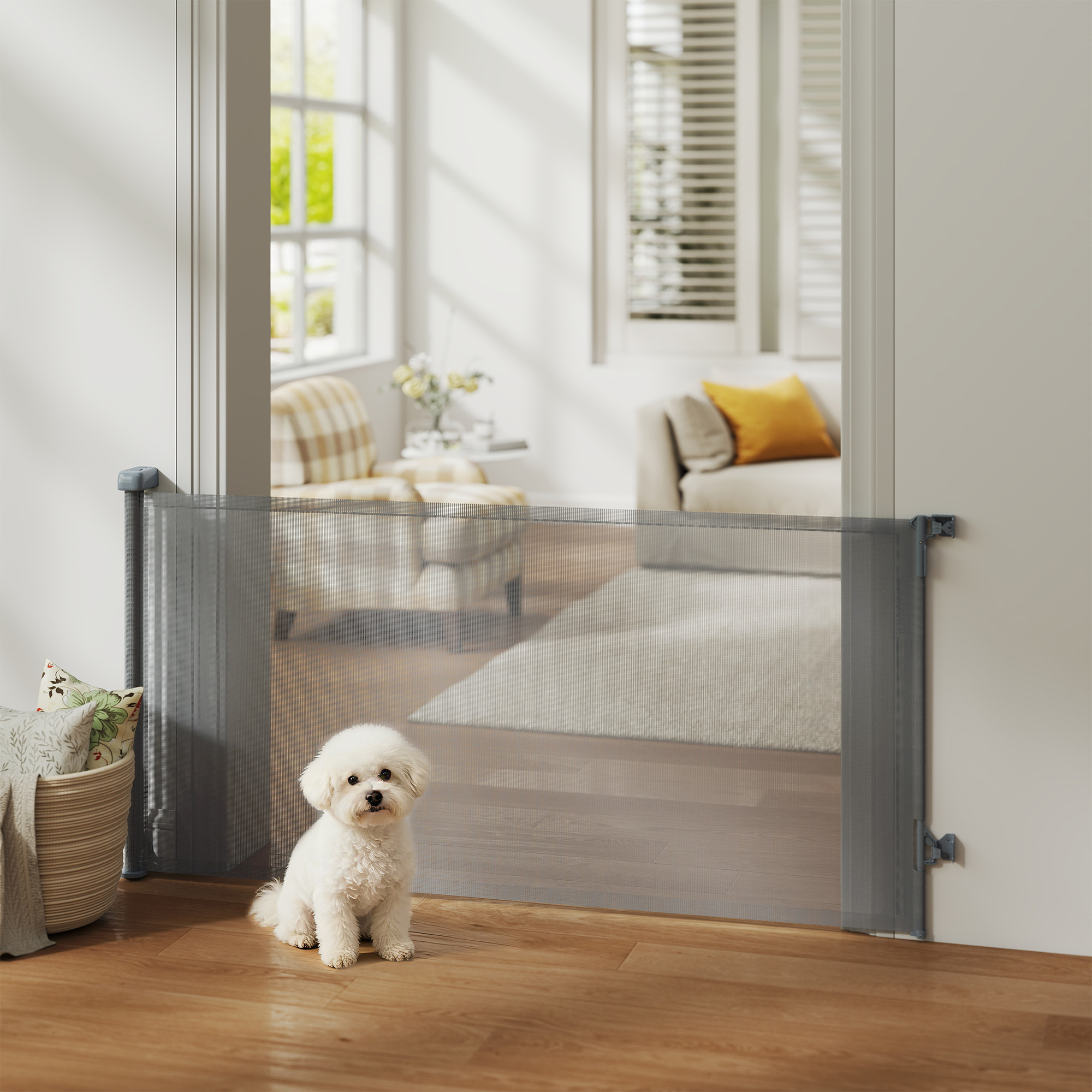 Un perro blanco pequeño se sienta frente a una puerta de malla gris.