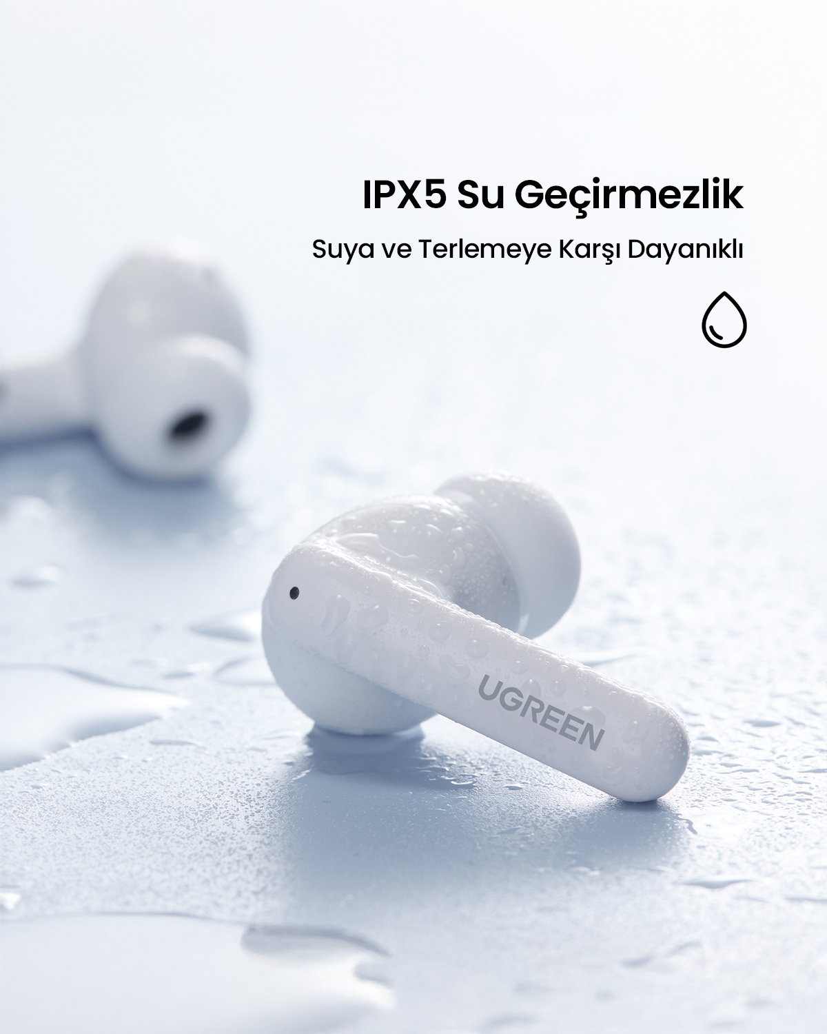 Białe słuchawki z kroplami wody, pokazujące wodoodporność IPX5.