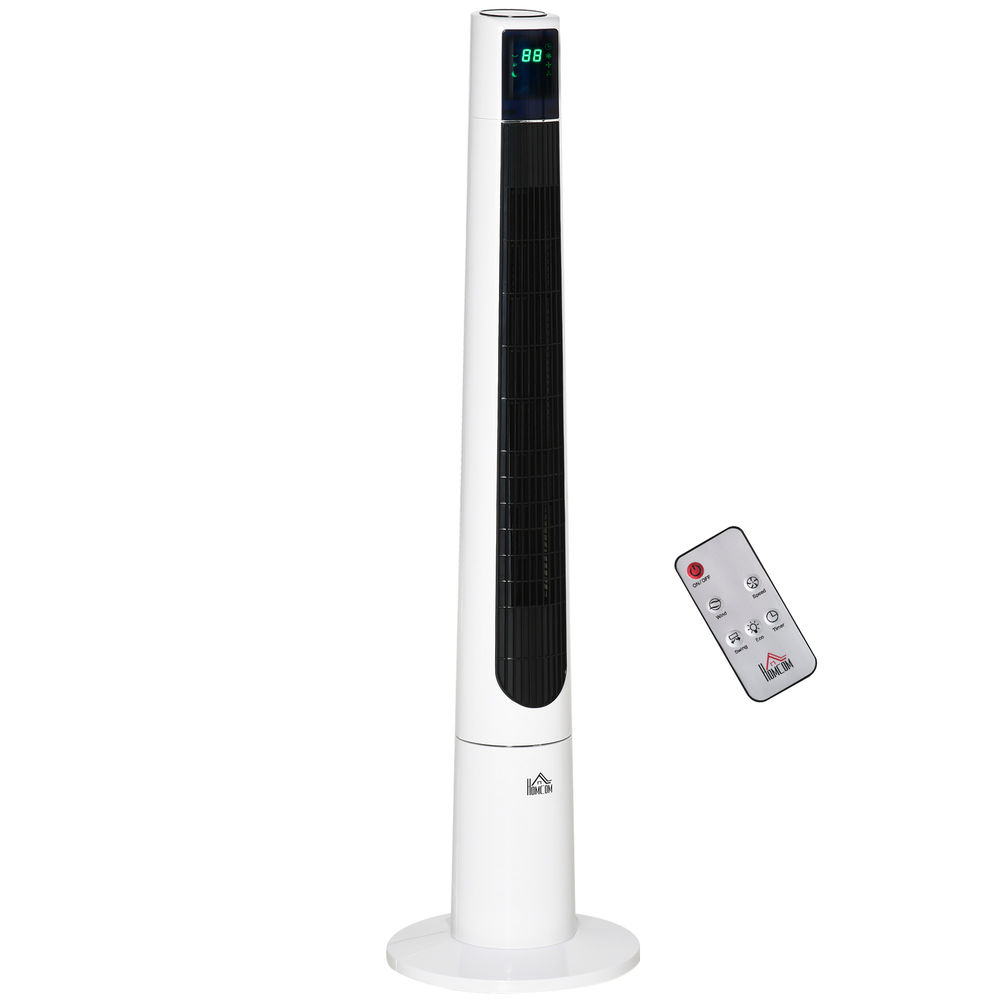 Un ventilador de torre blanco con control remoto sobre fondo blanco.