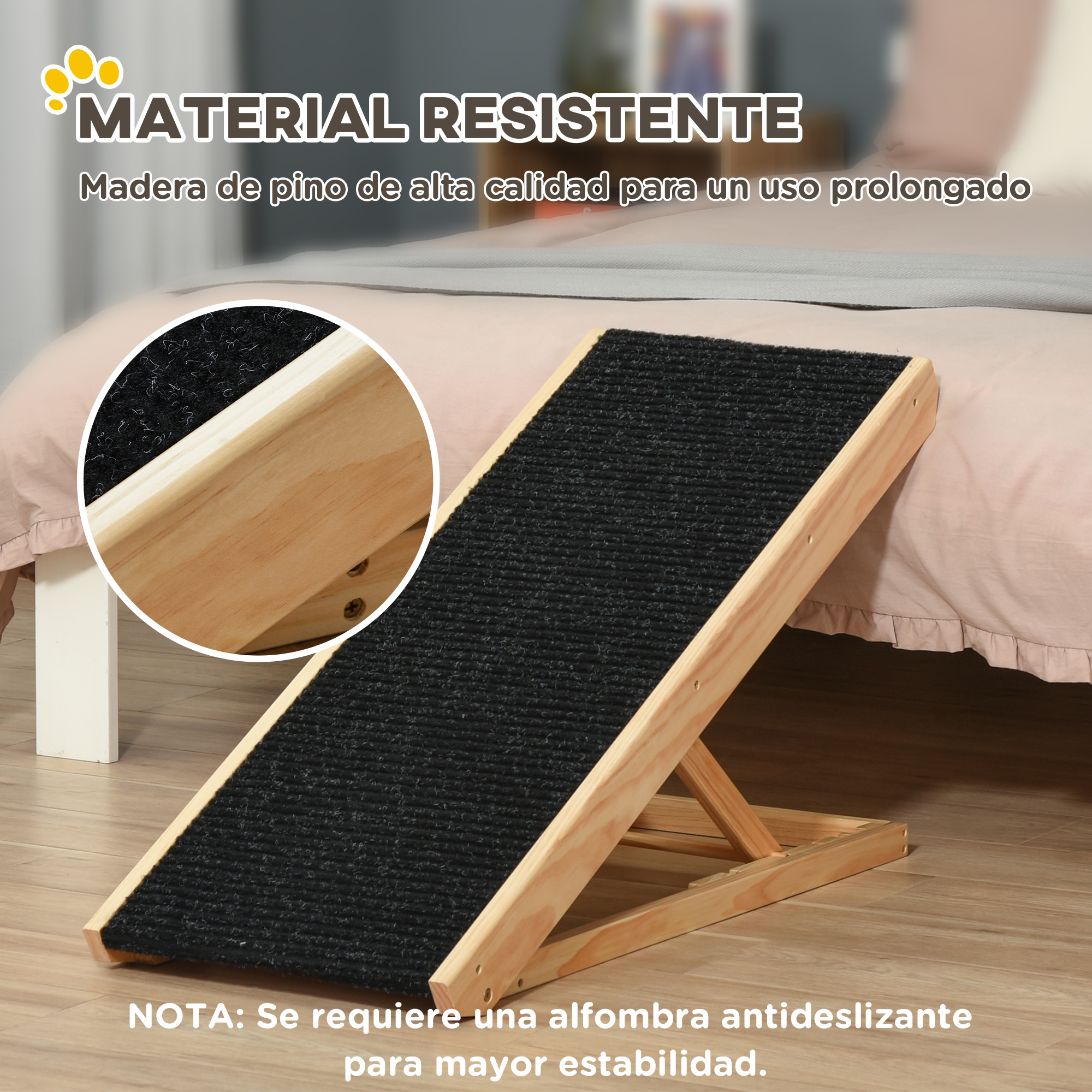 Rampa de madera para mascotas con alfombra negra, sobre una cama.
