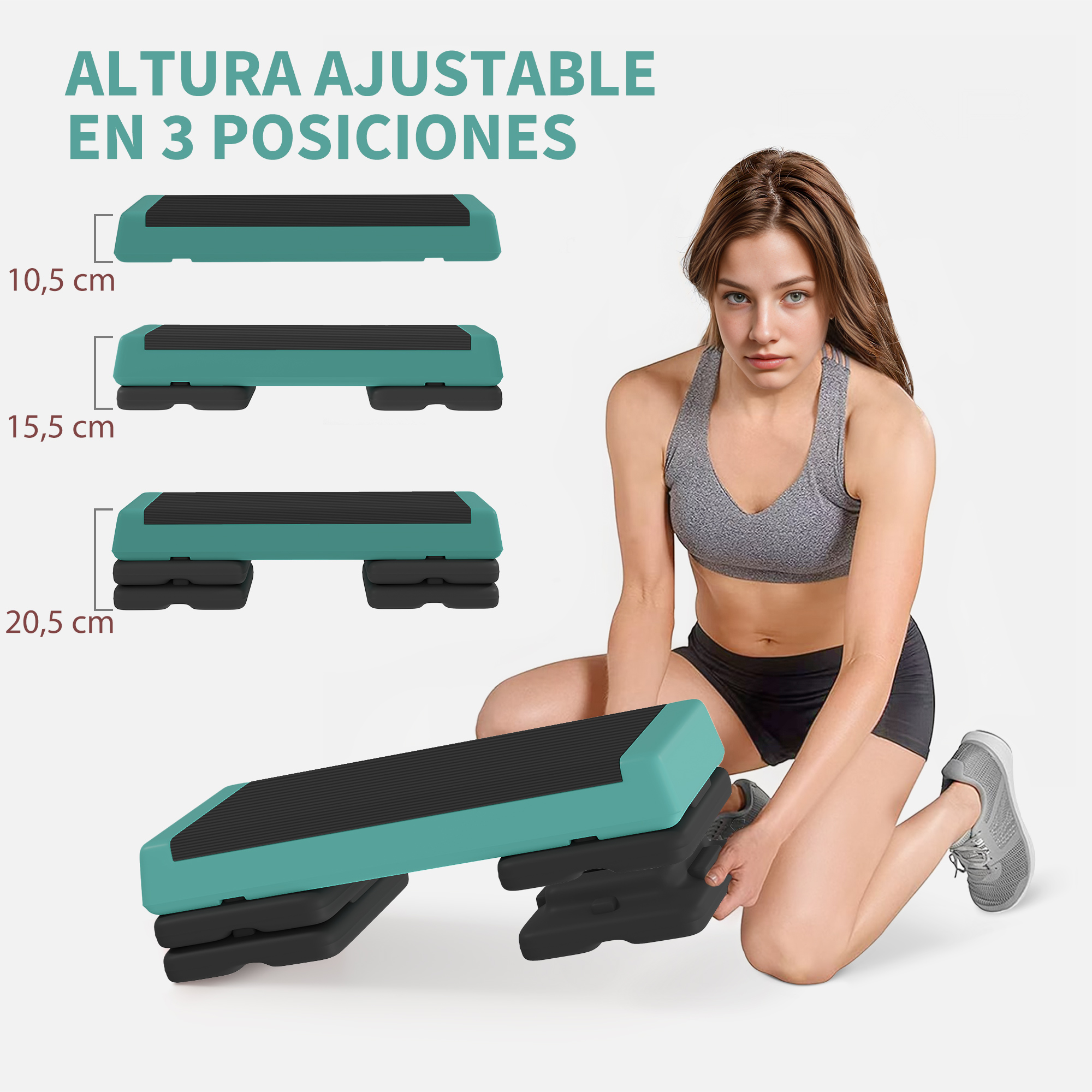 Una mujer se arrodilla junto a un step de aeróbic ajustable con tres alturas.