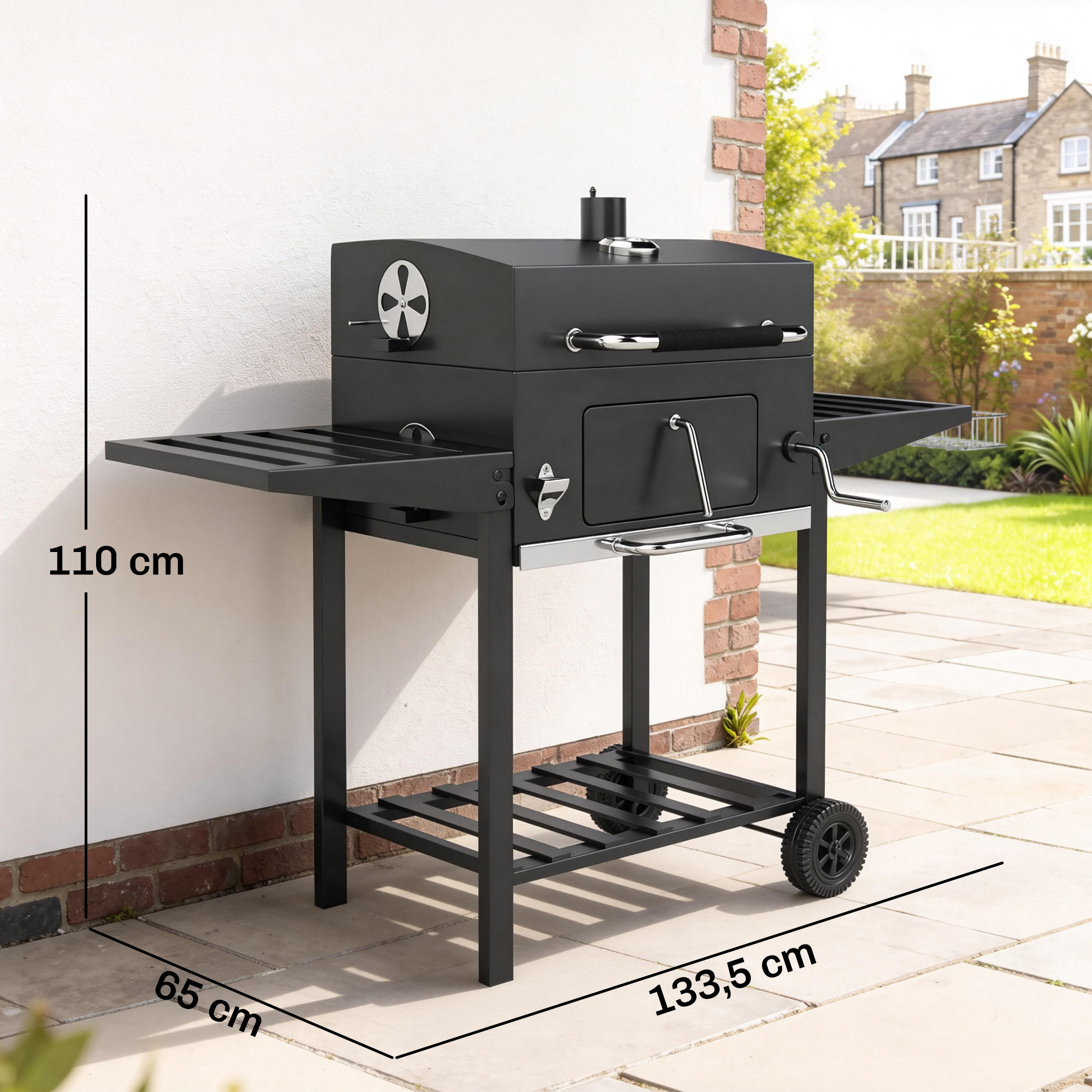 Parrilla negra con estantes laterales y ruedas sobre un patio pavimentado.