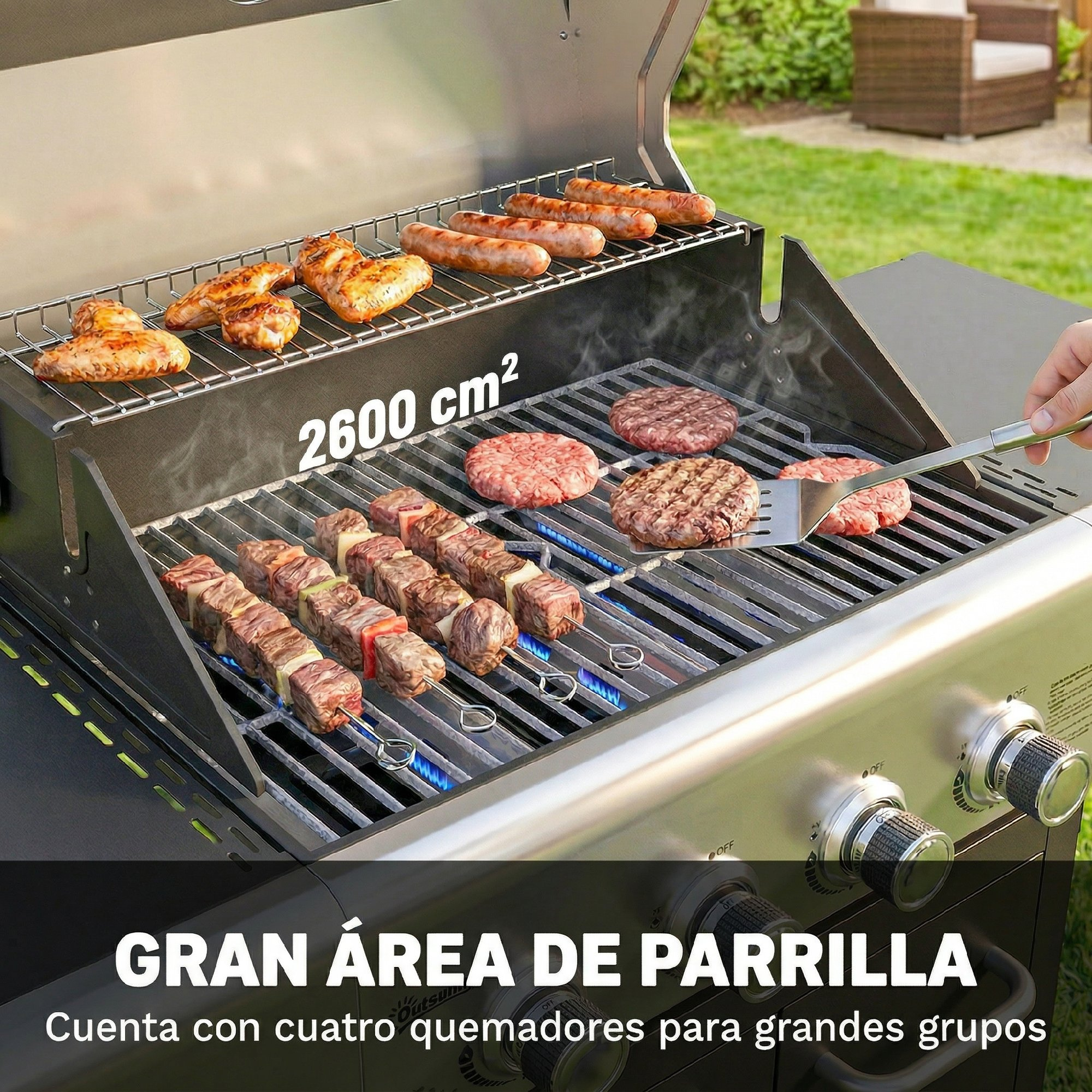 Una parrilla con alitas de pollo, salchichas, brochetas y hamburguesas.