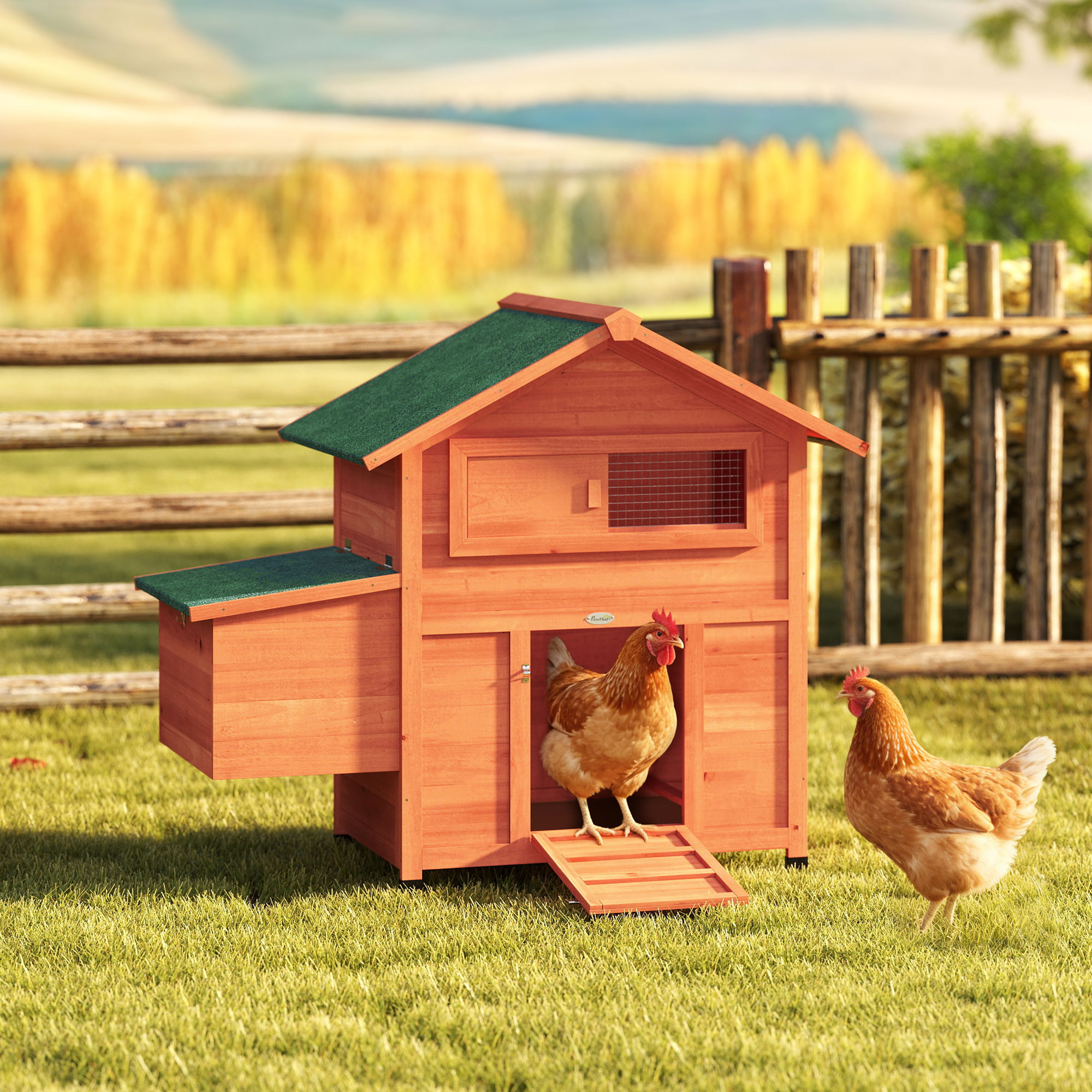 Un gallinero de madera con dos gallinas sobre hierba verde, con una valla y árboles al fondo.