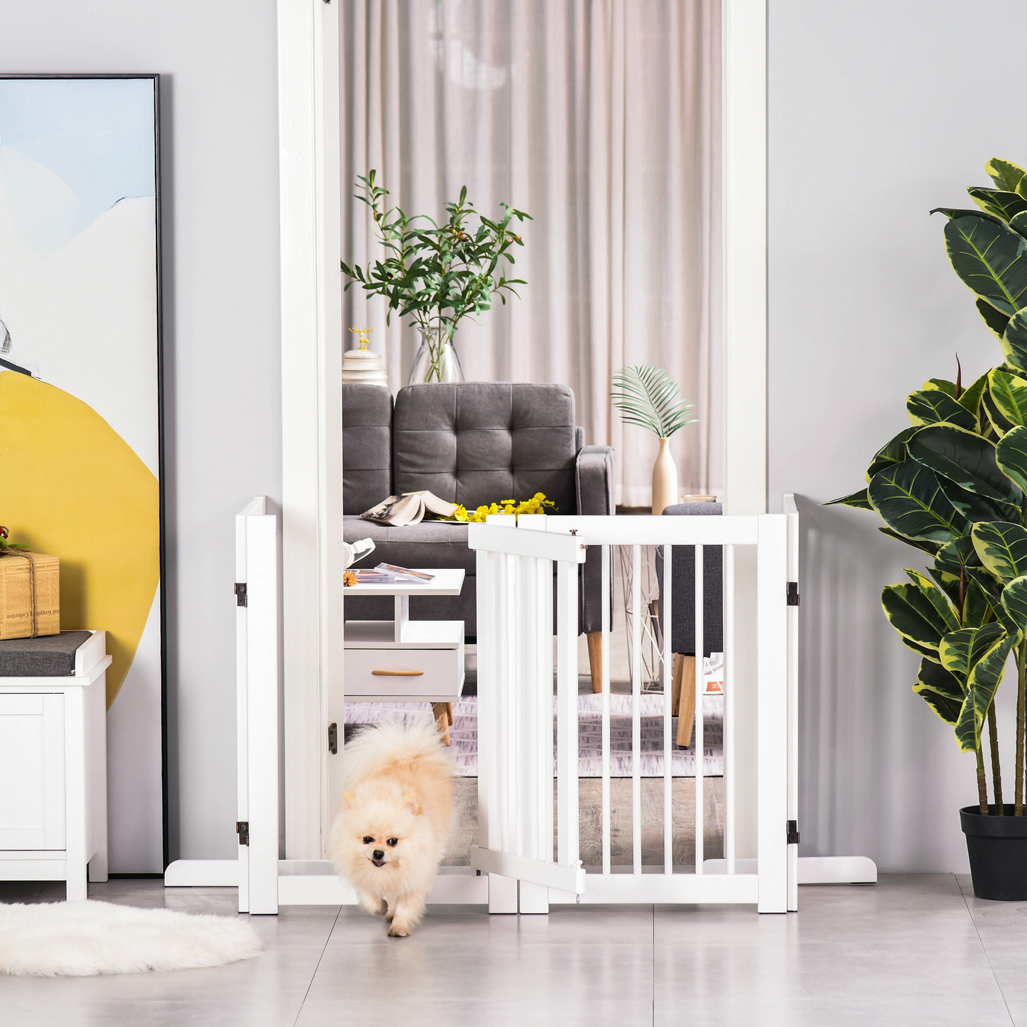 Un Pomerania cruza una puerta de perro blanca hacia una sala.