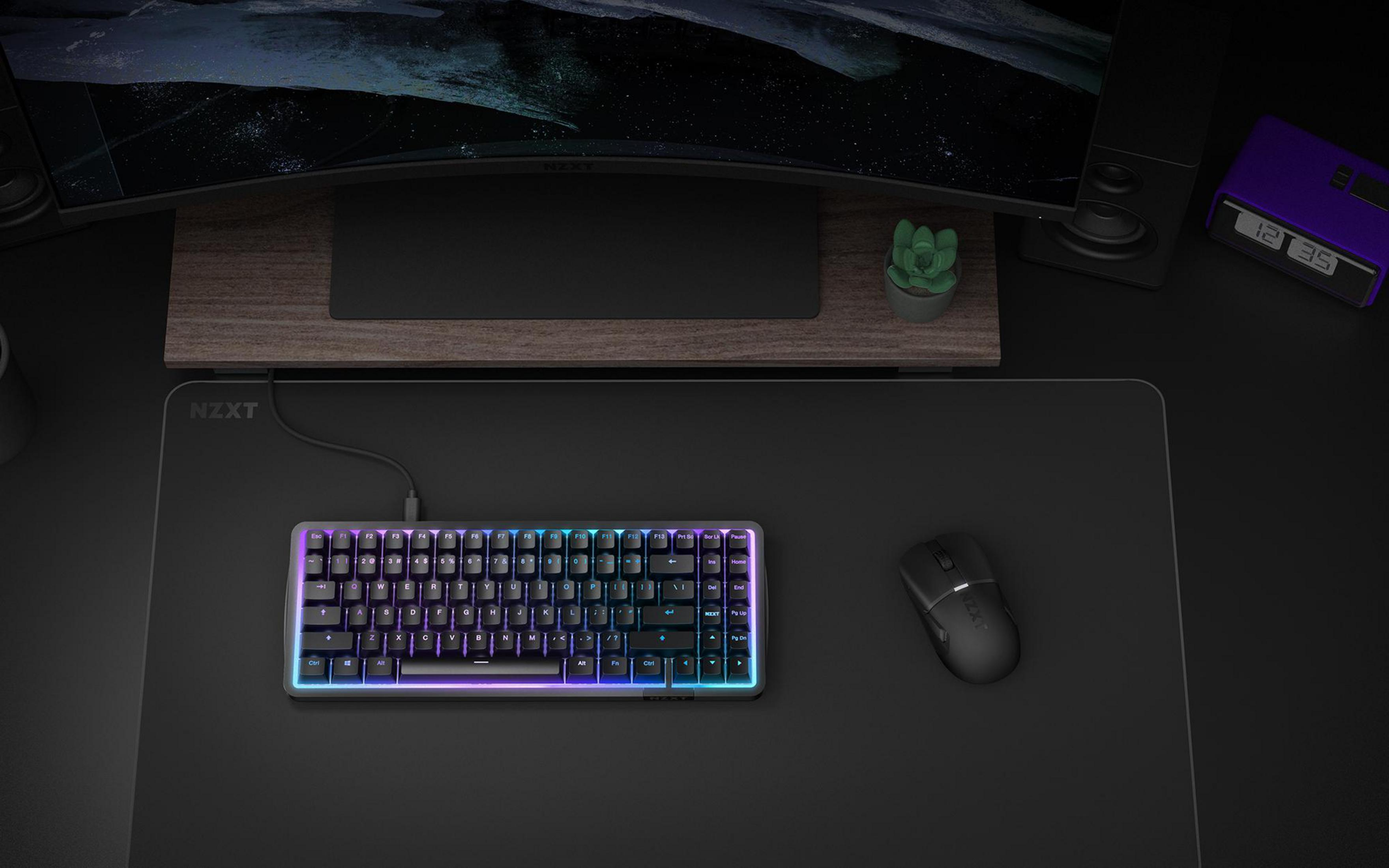 Een gaming toetsenbord met RGB-verlichting en een muis op een bureau.