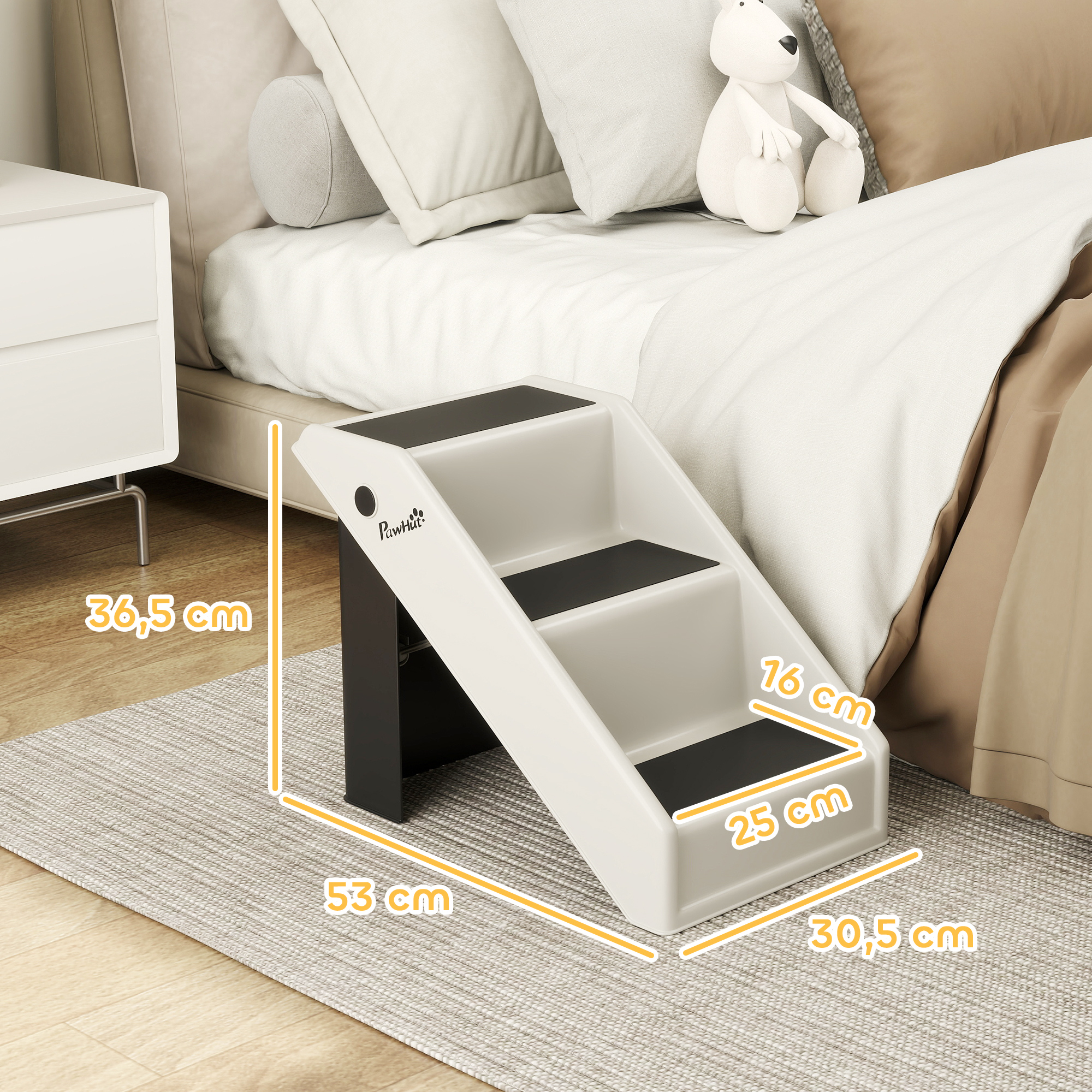 Una escalera blanca de tres peldaños para mascotas con peldaños negros está junto a una cama.