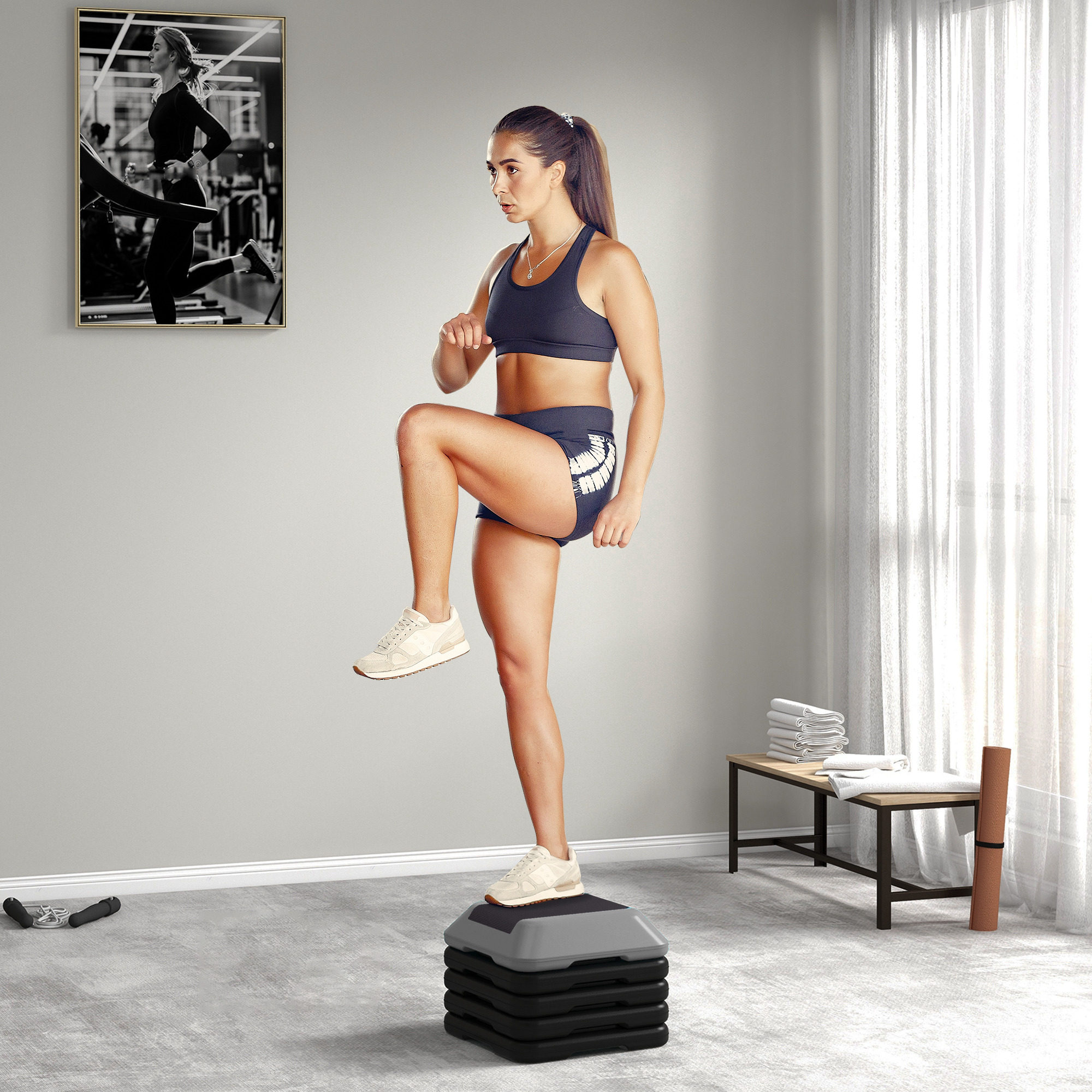 Una mujer en ropa deportiva sube un escalón aeróbico en un gimnasio.