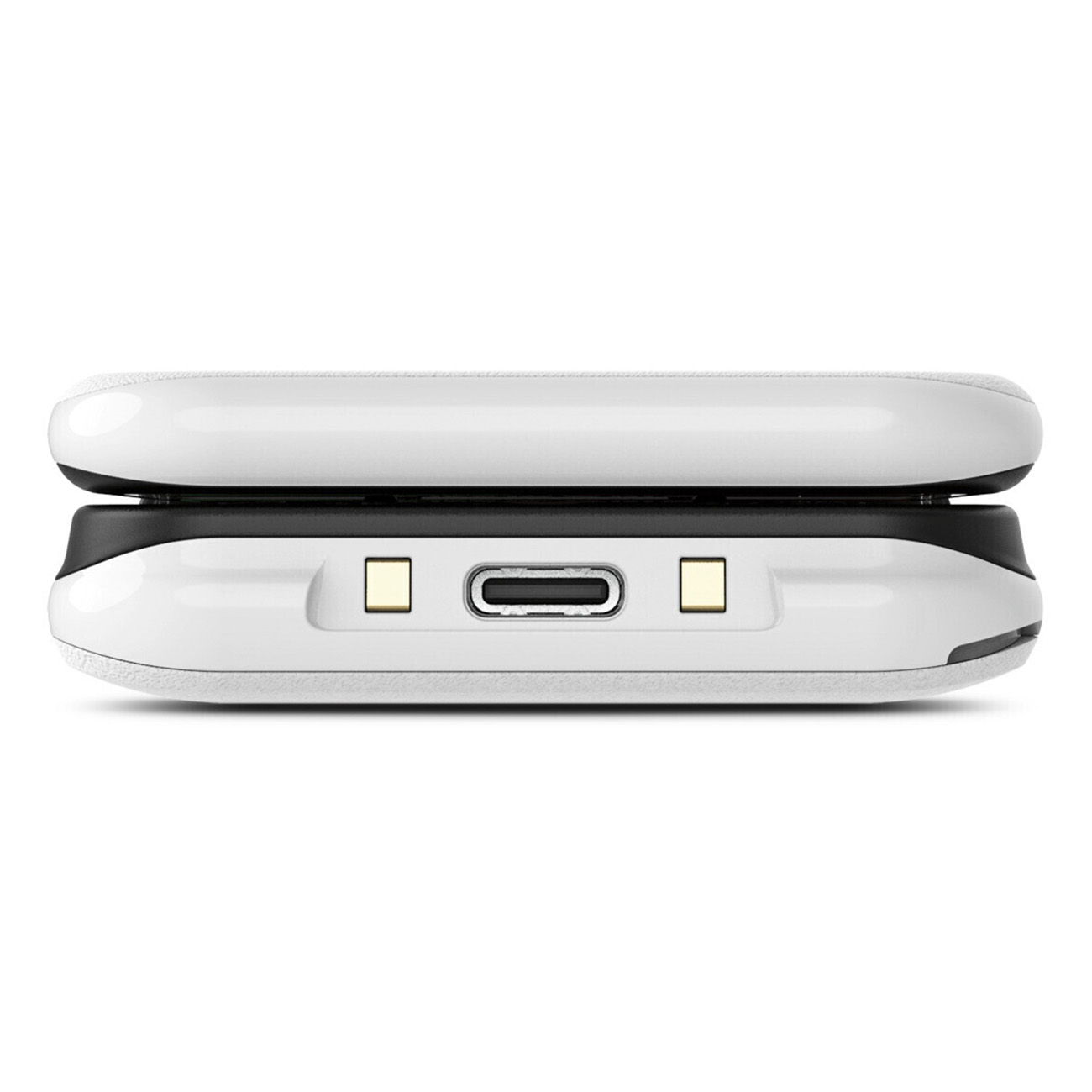 Primo piano di una custodia di ricarica bianca con porta USB-C.