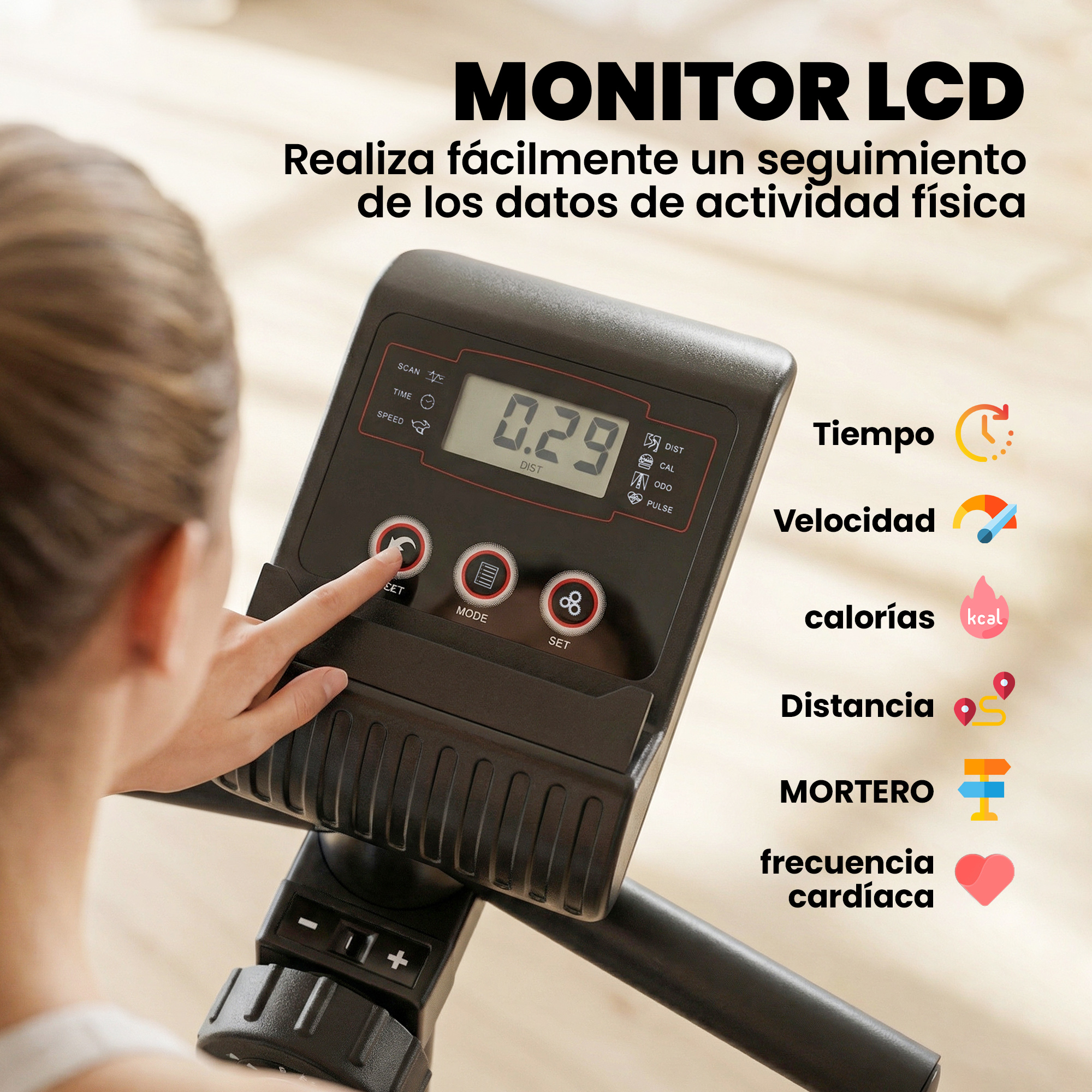 Una persona toca la pantalla de una bicicleta estática, mostrando tiempo, distancia y calorías.