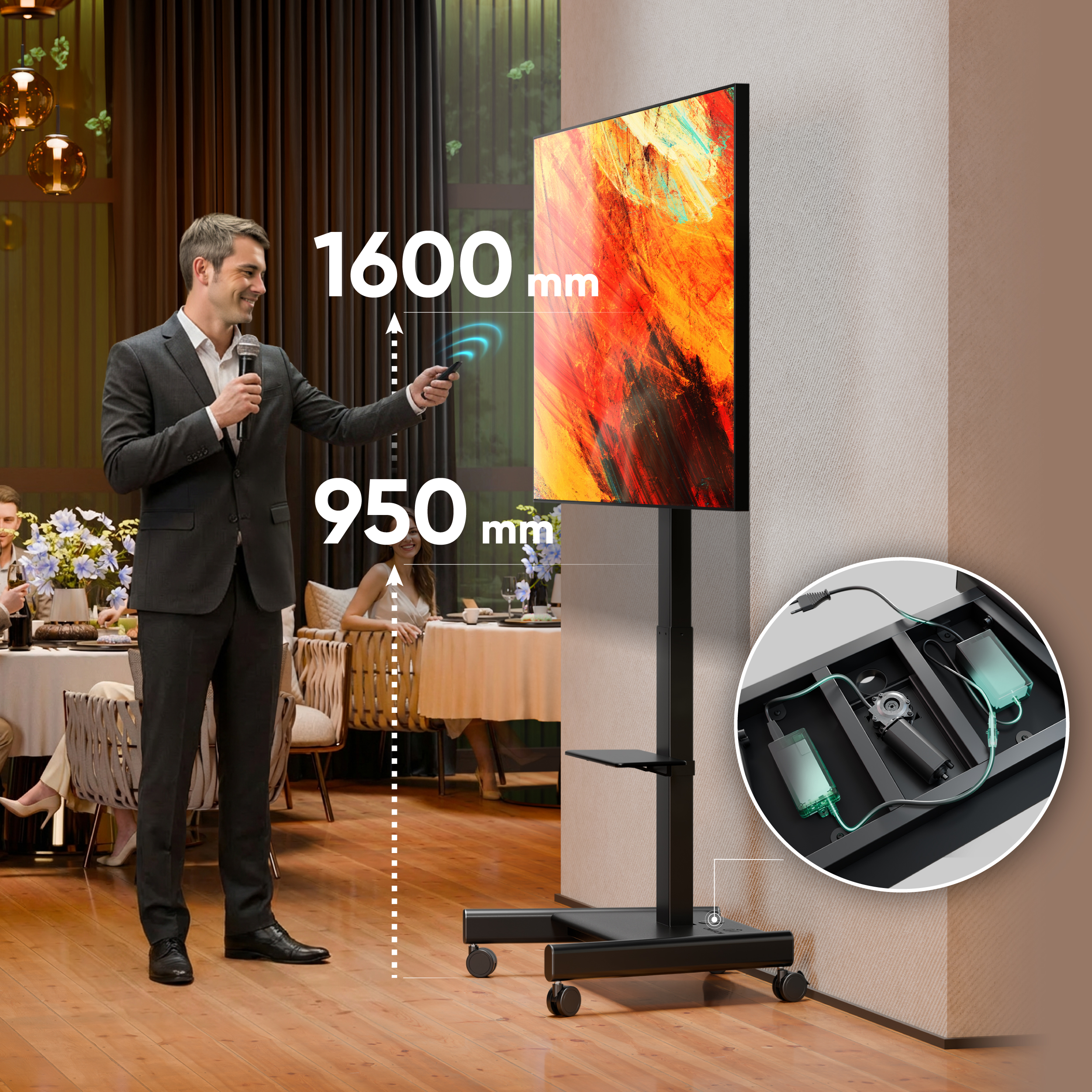 Uomo con microfono davanti a un supporto TV mobile con dimensioni.