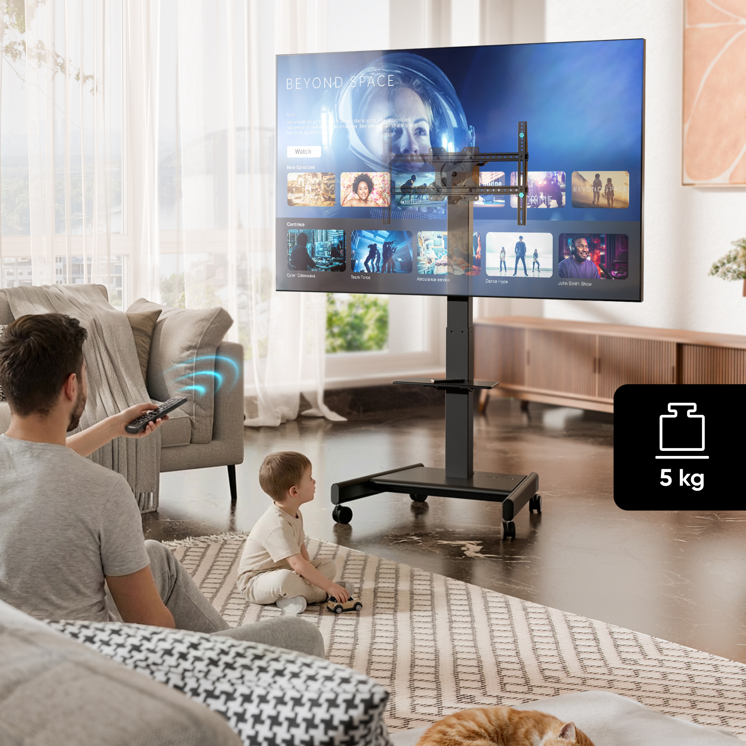 Uomo e bambino siedono sul pavimento davanti alla TV che mostra una serie. Un gattino dorme.