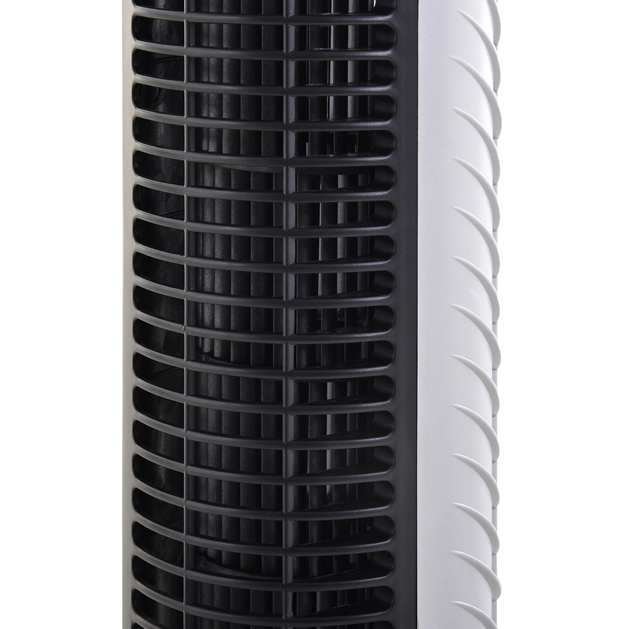 Primer plano de una rejilla de ventilador negra con carcasa blanca y ranuras curvas.