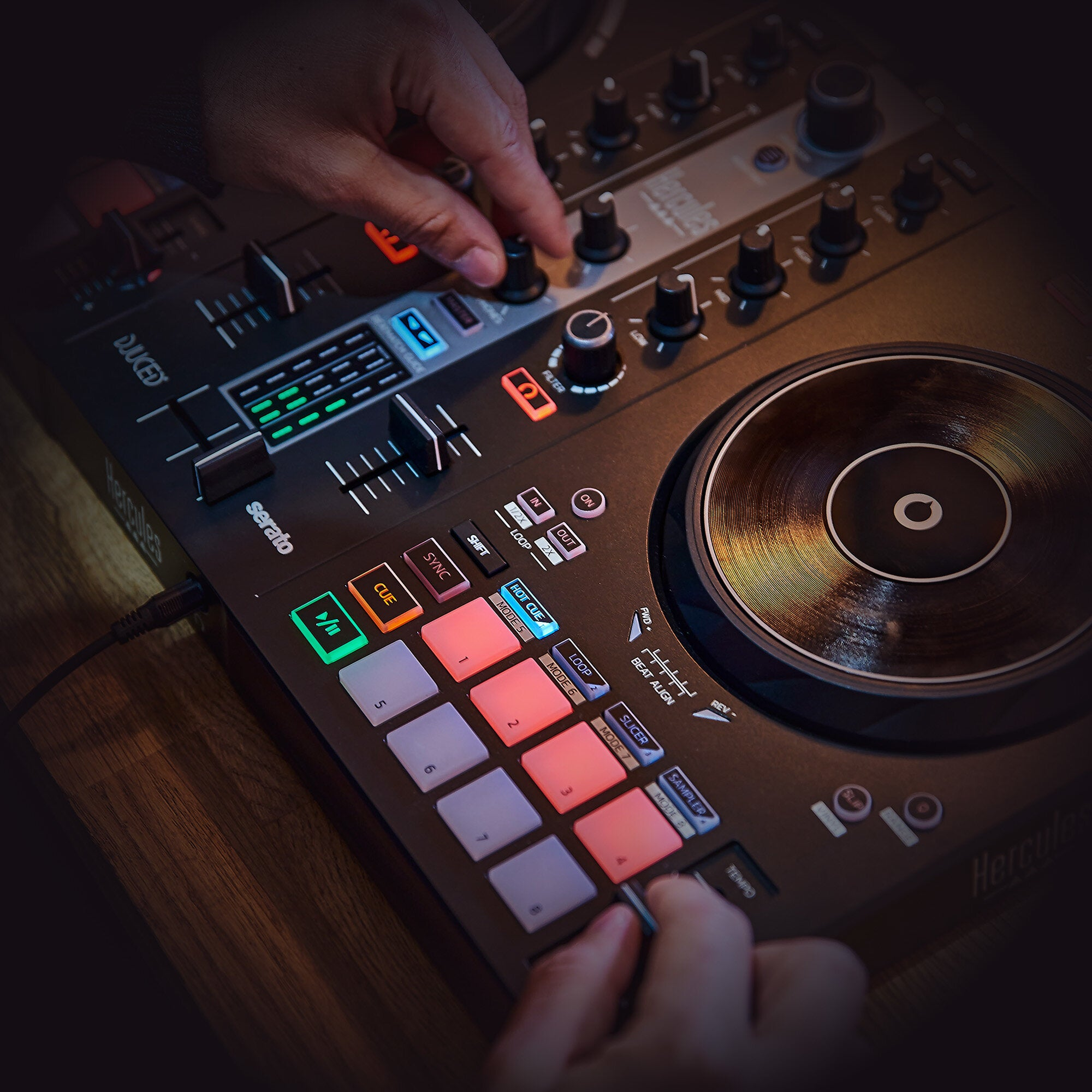 Mains actionnant une table de mixage DJ avec boutons et potentiomètres éclairés.