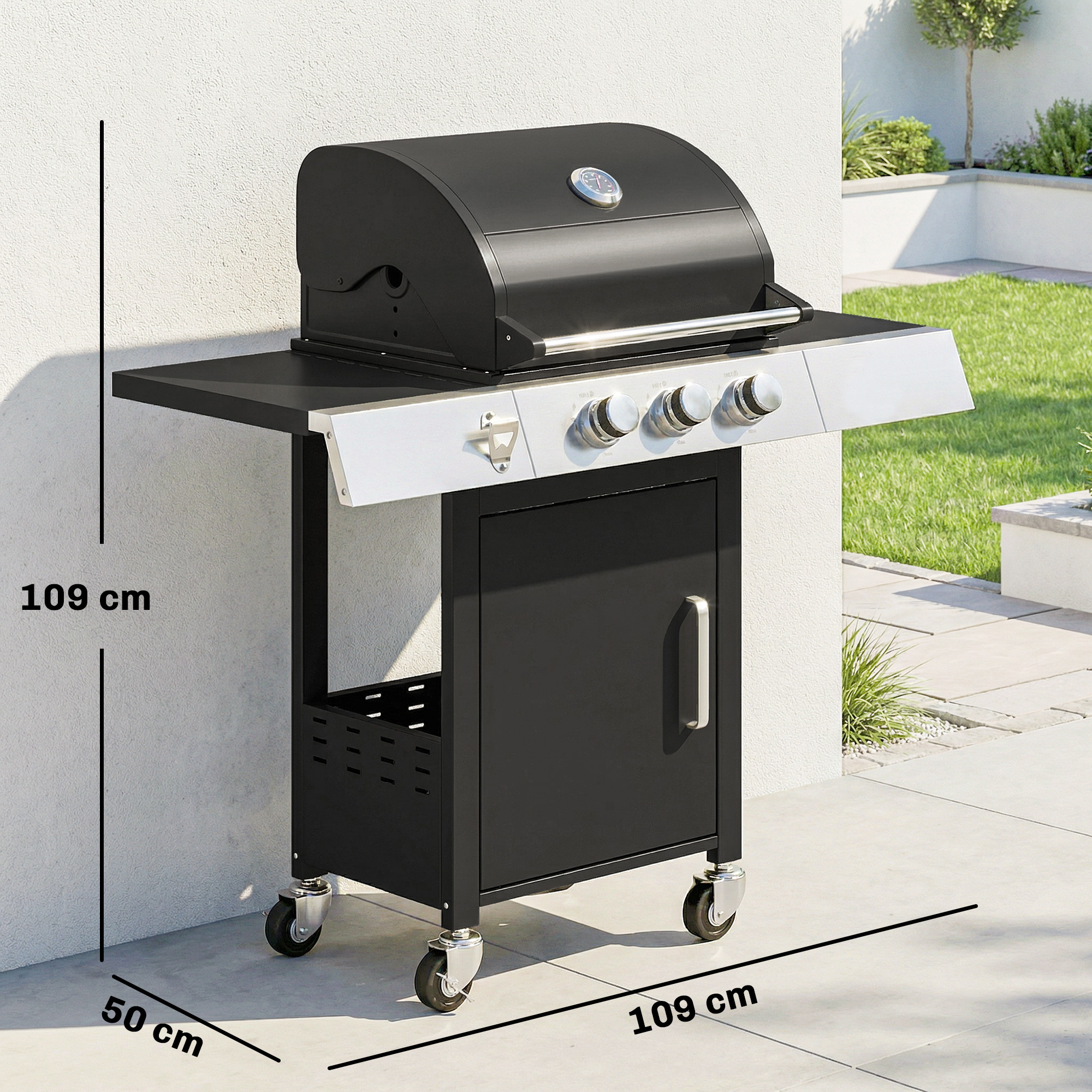 Parrilla de gas negra con elementos de acero inoxidable sobre ruedas, junto a una pared blanca.