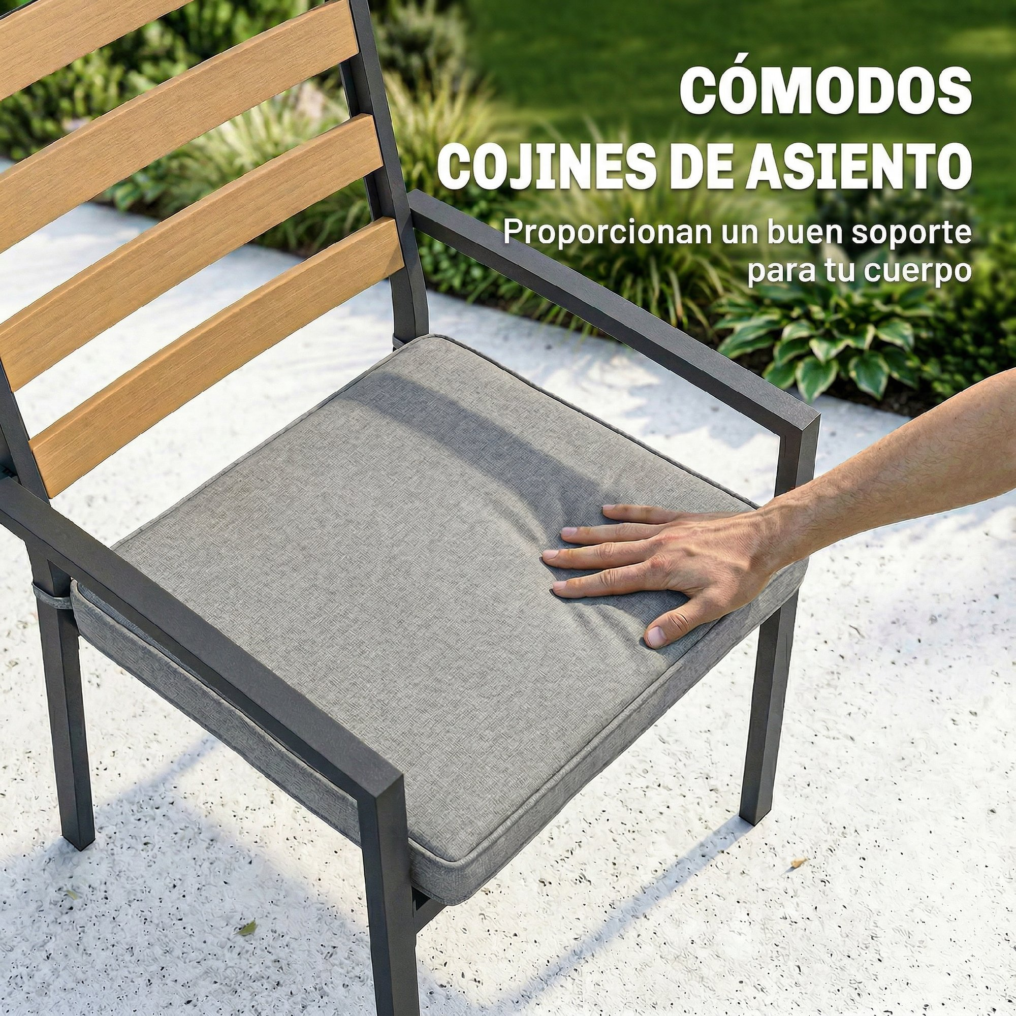 Una mano presiona un cojín gris sobre una silla con listones de madera y marco metálico.