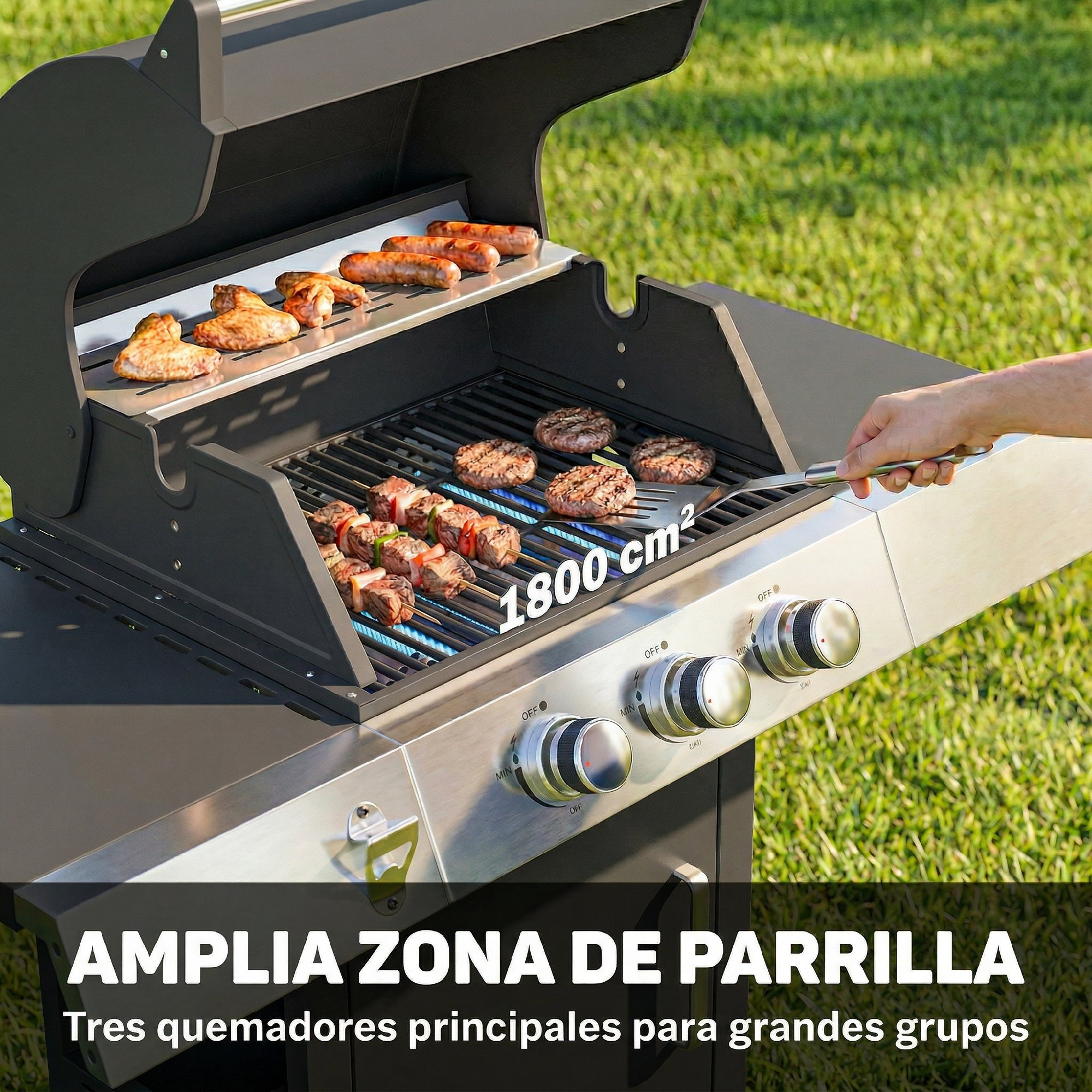 Una parrilla con salchichas, alitas de pollo y brochetas de carne cocinándose.