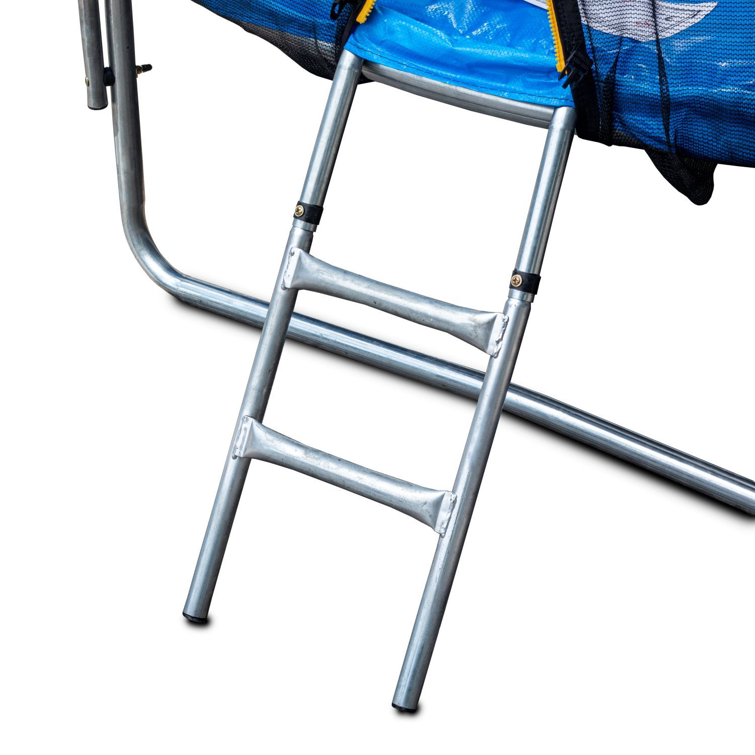 Srebrna drabinka z trzema szczeblami opiera się na ramie trampoliny.